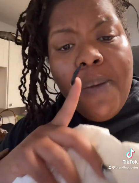 Brandi Augustus donne des conseils basés sur ses propres expériences et met en garde les clients contre le risque de se faire avoir | Source : tiktok.com/brandiaugustus