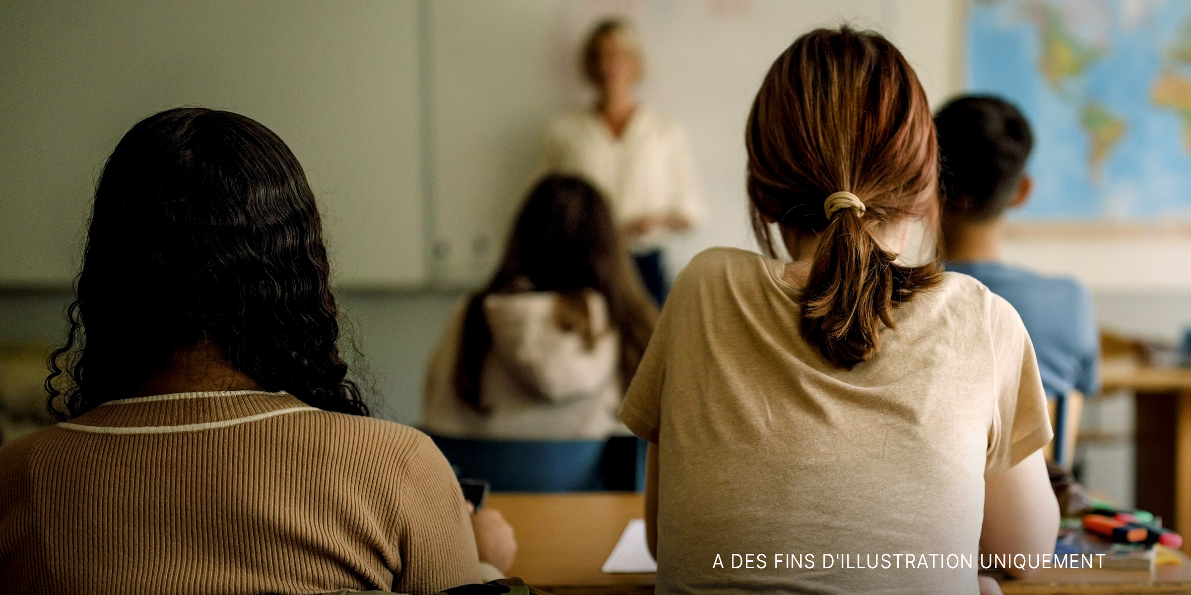Des adolescents et des adolescentes apprennent dans une salle de classe | Source : Getty Images