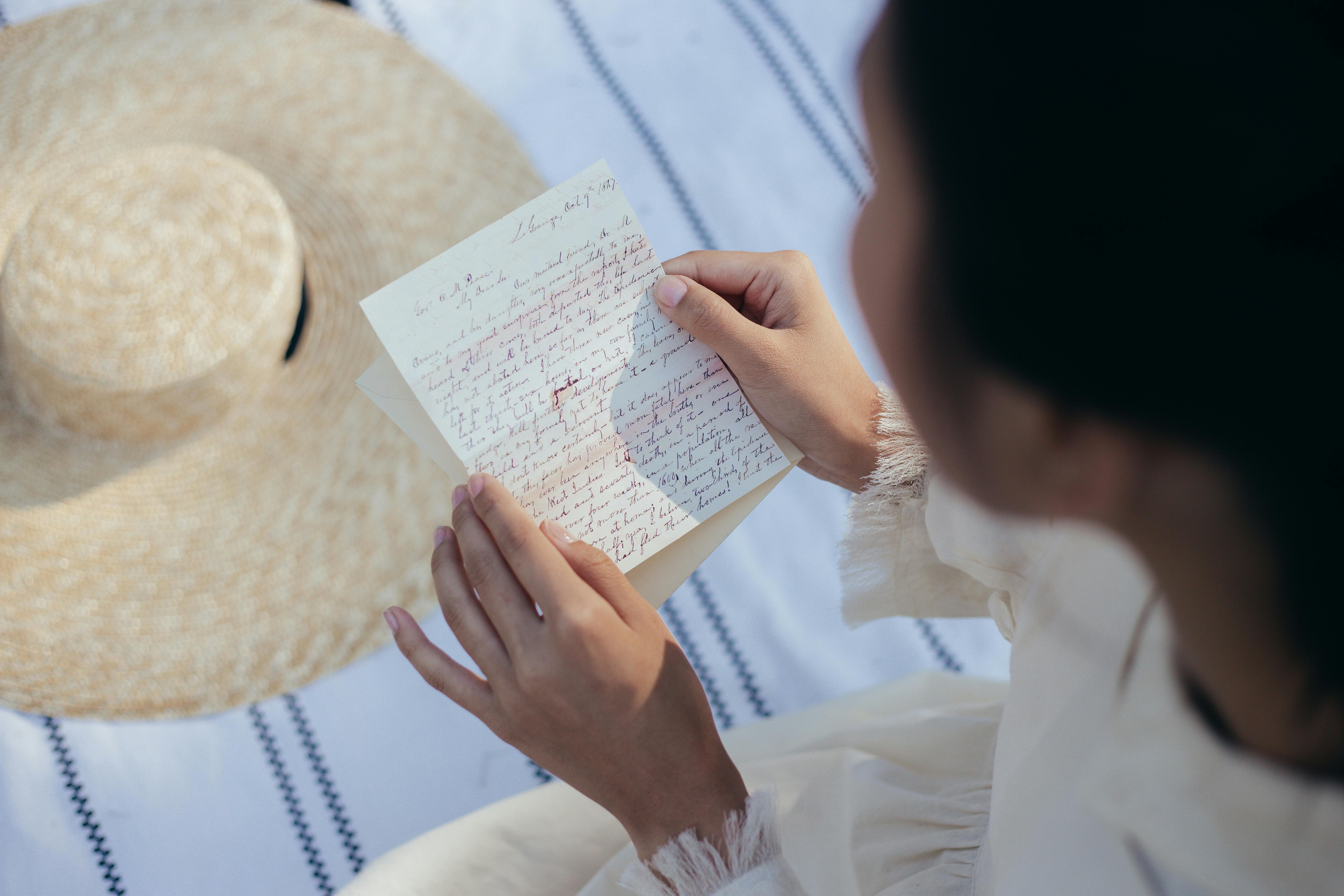 Une femme lisant une lettre | Source : Pexels