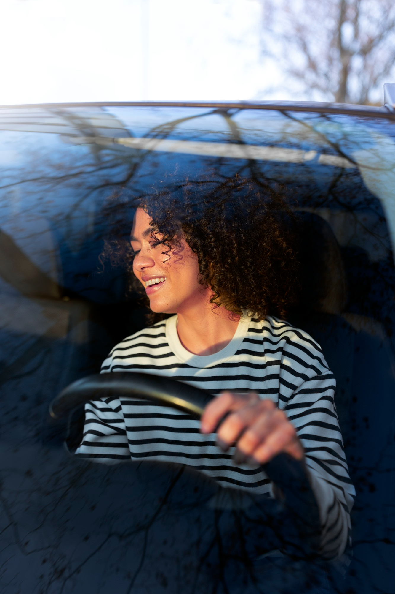 Une femme heureuse au volant | Source : Freepik