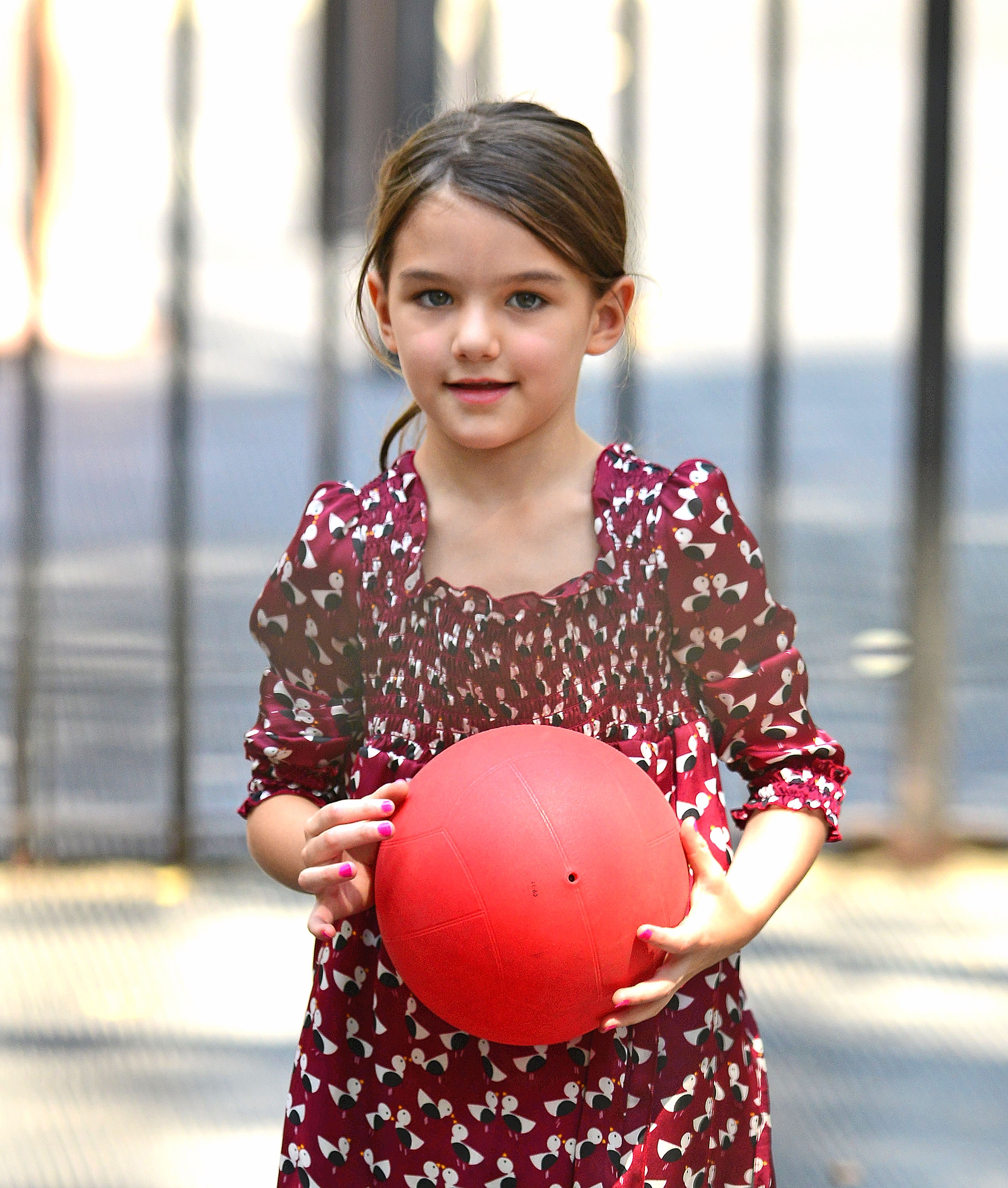 Suri Cruise joue à Bleecker Playground le 25 août 2012 à New York. | Source : Getty Images