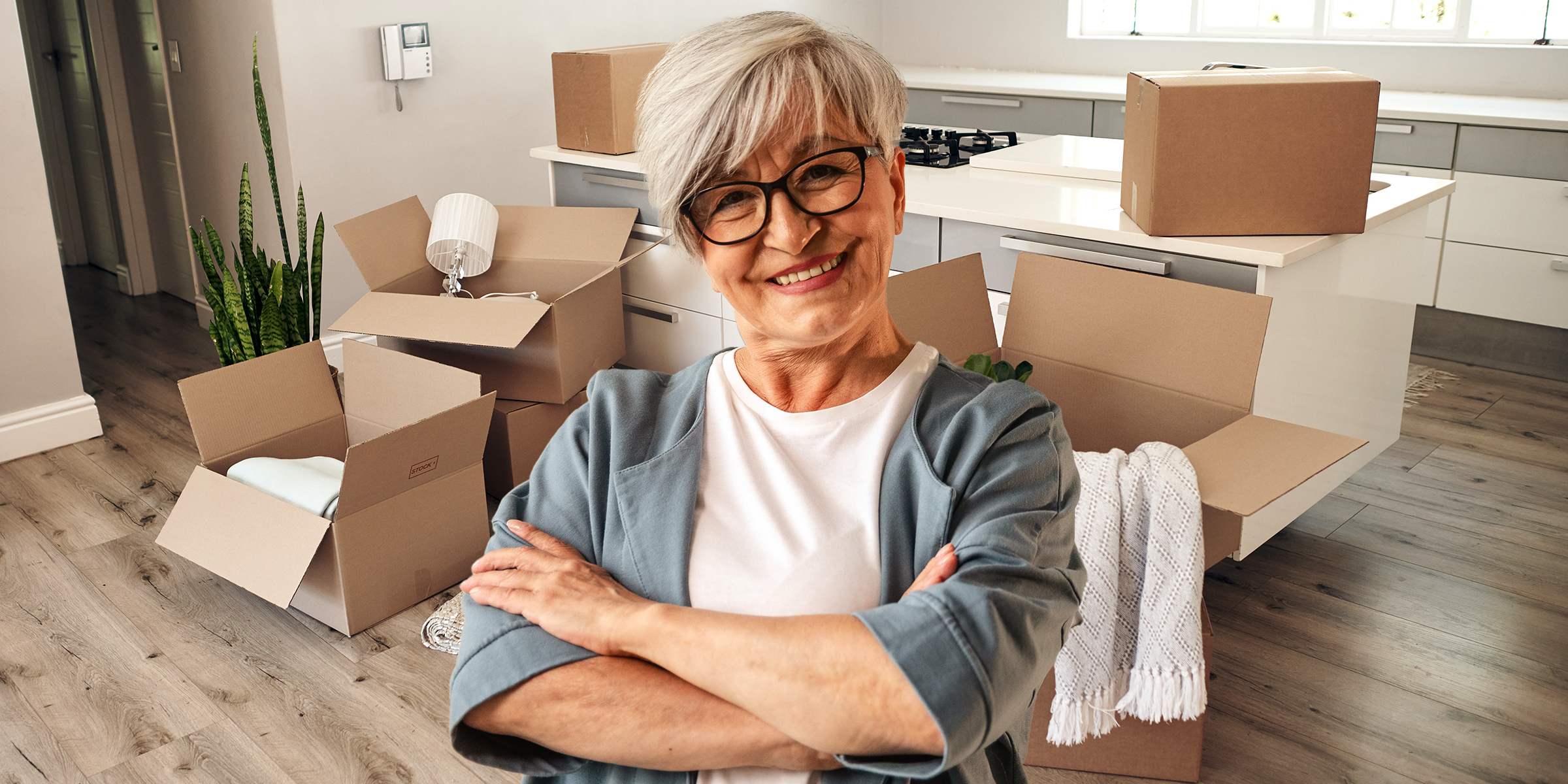 Une femme âgée avec des cartons qui déménagent | Source : Shutterstock