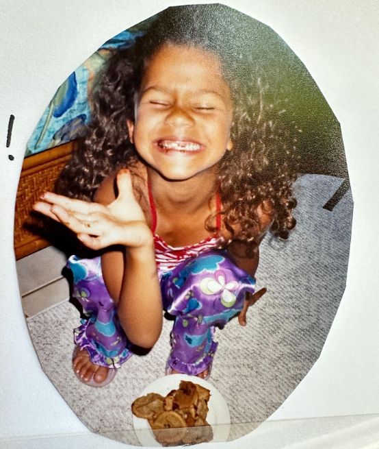 Le monde n'était sans doute pas prêt à voir cette petite fille devenir une star internationale aux multiples talents. Sur cette photo, on la voit poser quand elle était enfant, en train de manger et de faire une grimace, dans une photo de souvenir publiée le 2 septembre 2023. | Source : Instagram/zendaya