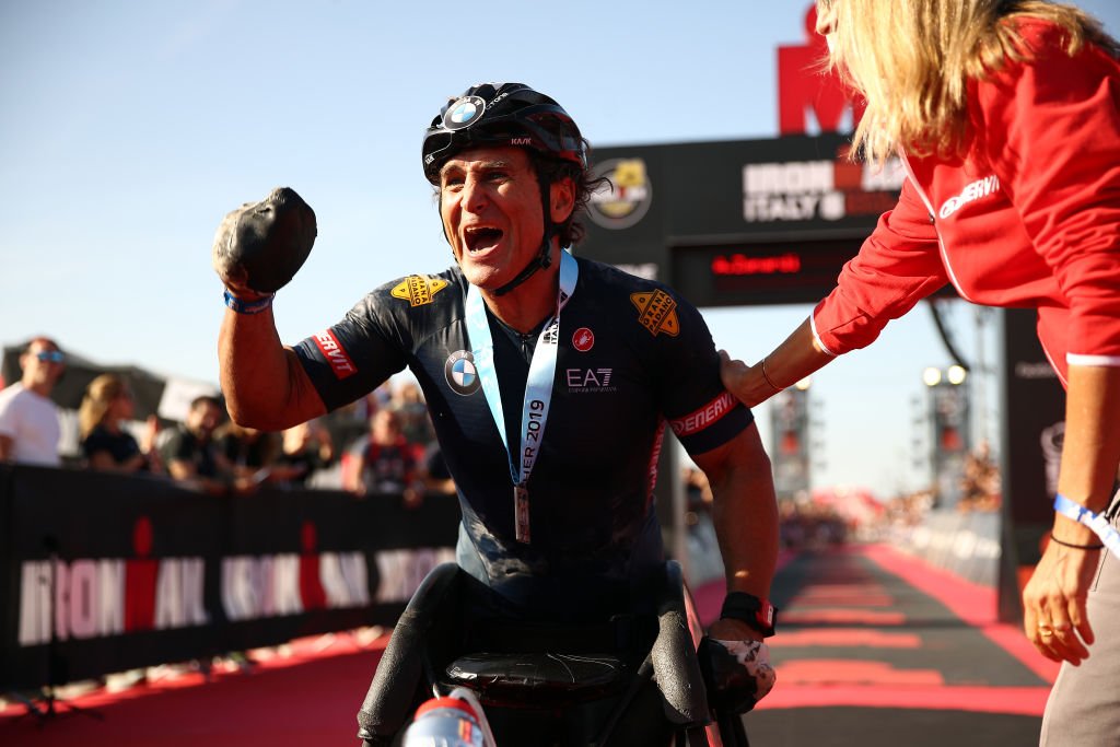 Alessandro Zanardi, d'Italie, célèbre avec sa médaille d'or après avoir remporté la course individuelle sur route H4 masculine le jour 9 des Jeux paralympiques de Londres 2012 à Brands Hatch le 7 septembre 2012. | Photo : Getty Images