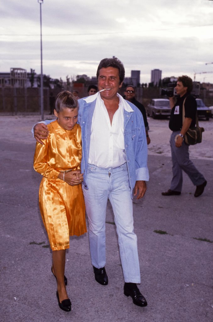 Gilbert Bécaud et sa fille Emily le 25 août 1986 à Paris, France. | Photo : Getty Images