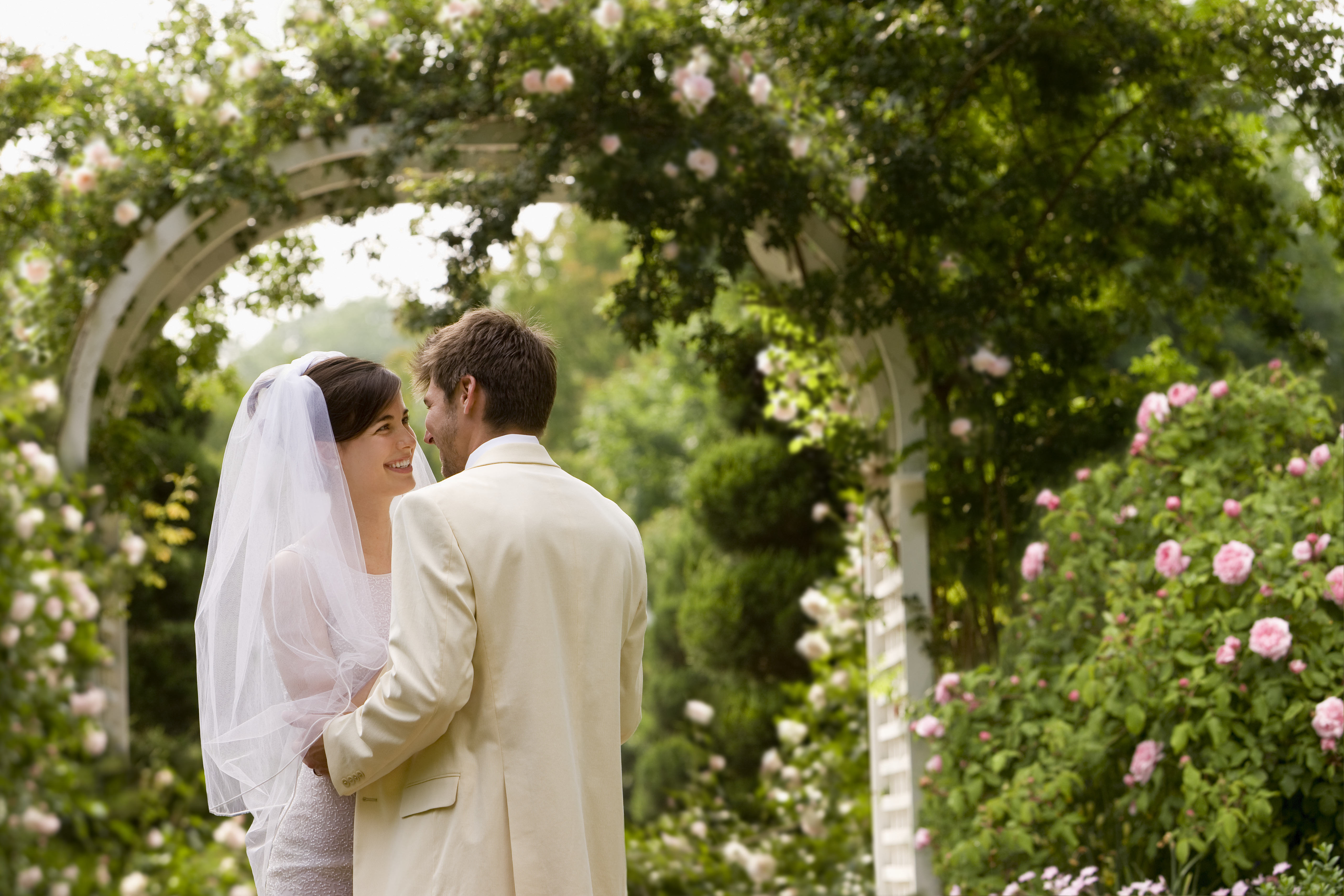 Un jeune couple se mariant dans un jardin | Source : Getty Images
