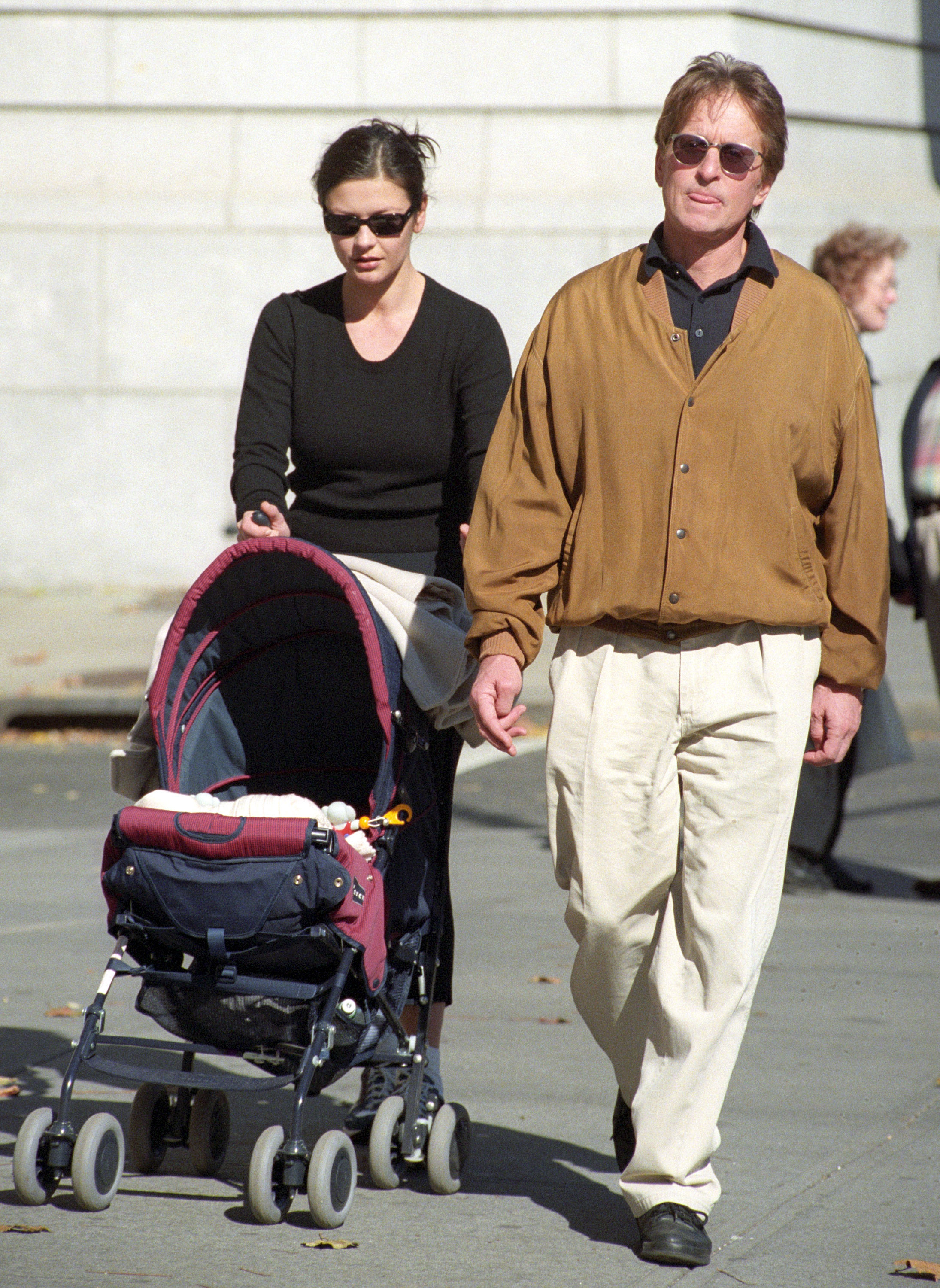 Le couple avec leur fils Dylan marchant sur Central Park West et la 76e rue le 28 octobre 2000 à New York | Source : Getty Images