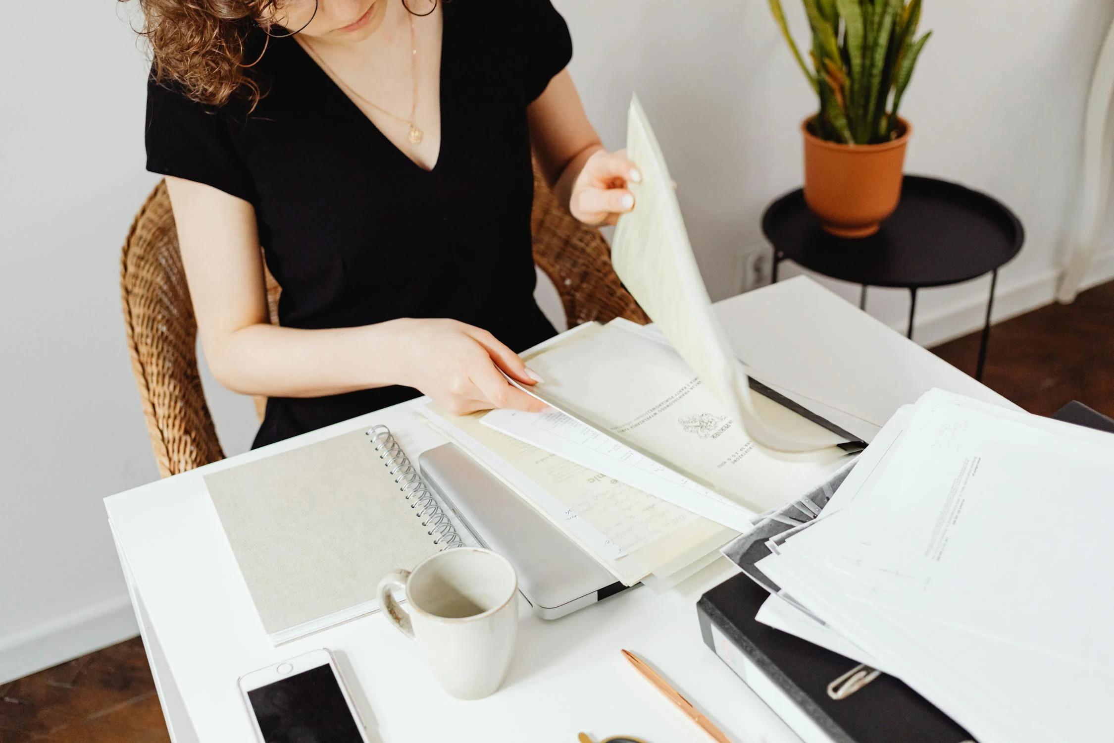 Une femme qui consulte des documents | Source : Pexels