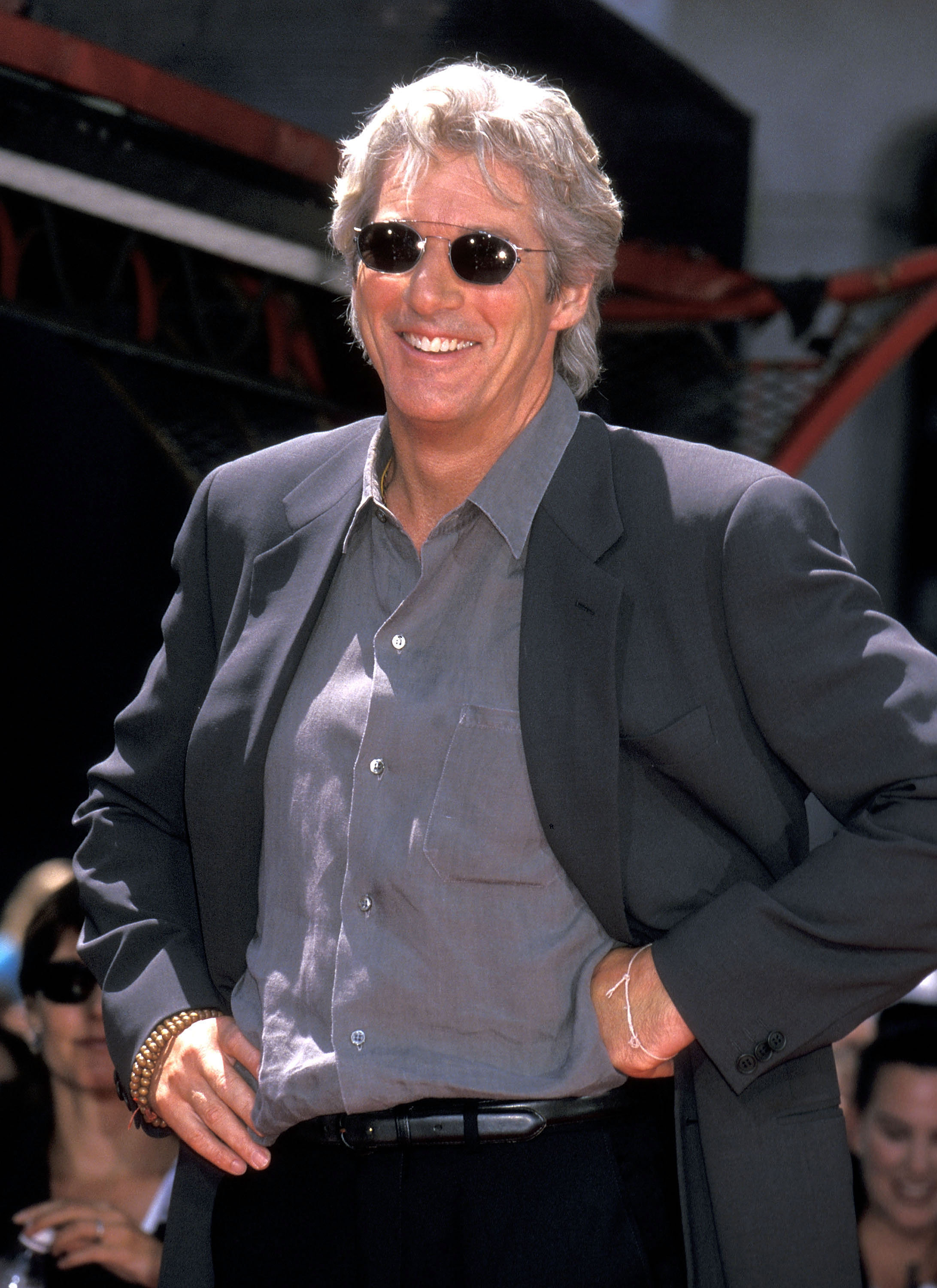 Richard Gere place ses mains et ses pieds dans le ciment le 26 juillet 1999 au Mann's Chinese Theatre à Hollywood, en Californie. | Source : Getty Images