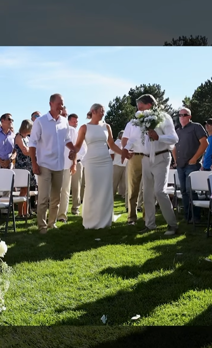 Ivy Jacobsen avec les hommes qui l'ont escortée le long de l'allée le jour de son mariage | Source : Instagram/srofficerivy