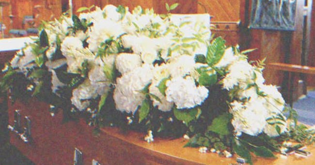 Un cercueil surmonté d'une fleur | Source : Shutterstock