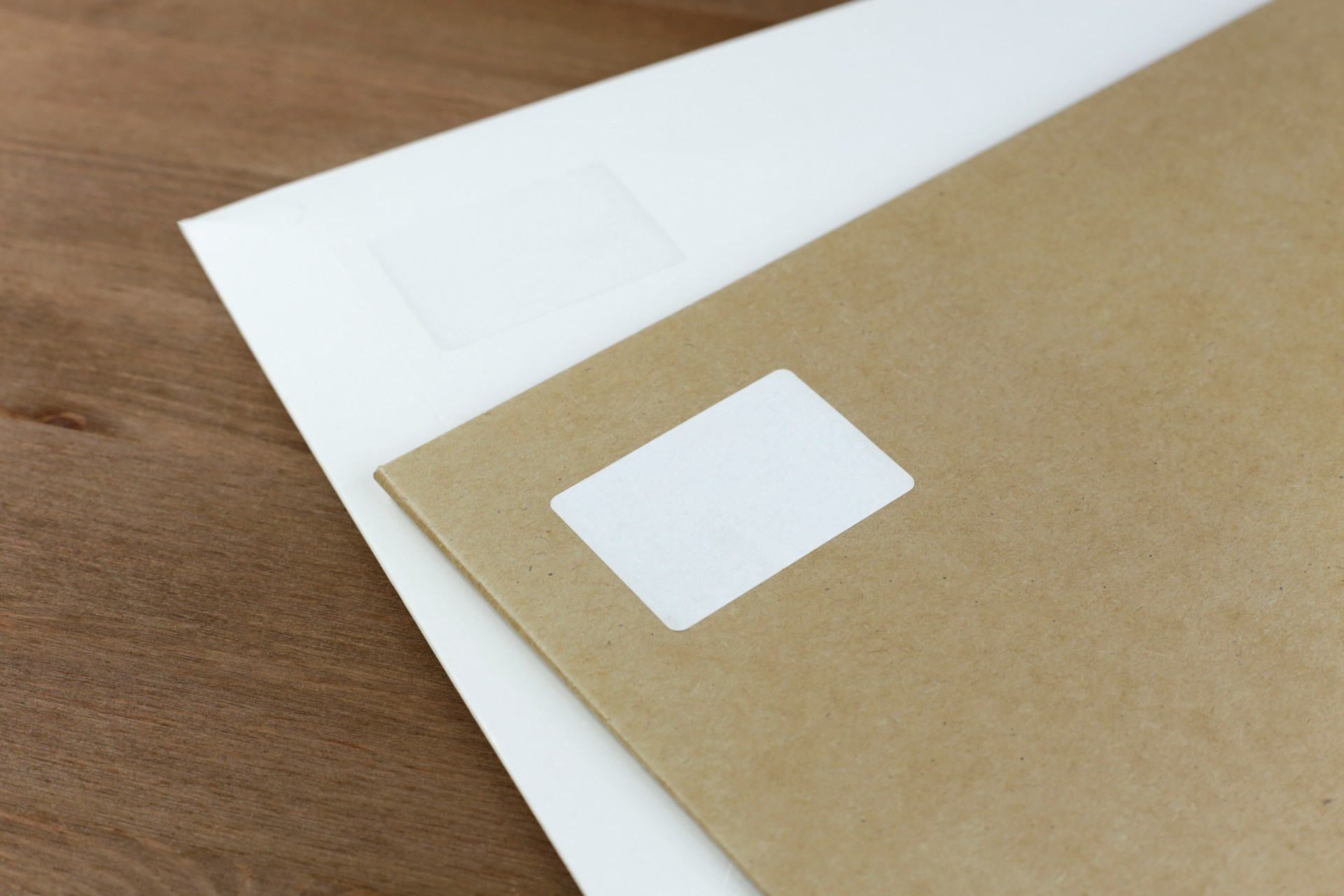 Une enveloppe sur une table | Source : Unsplash