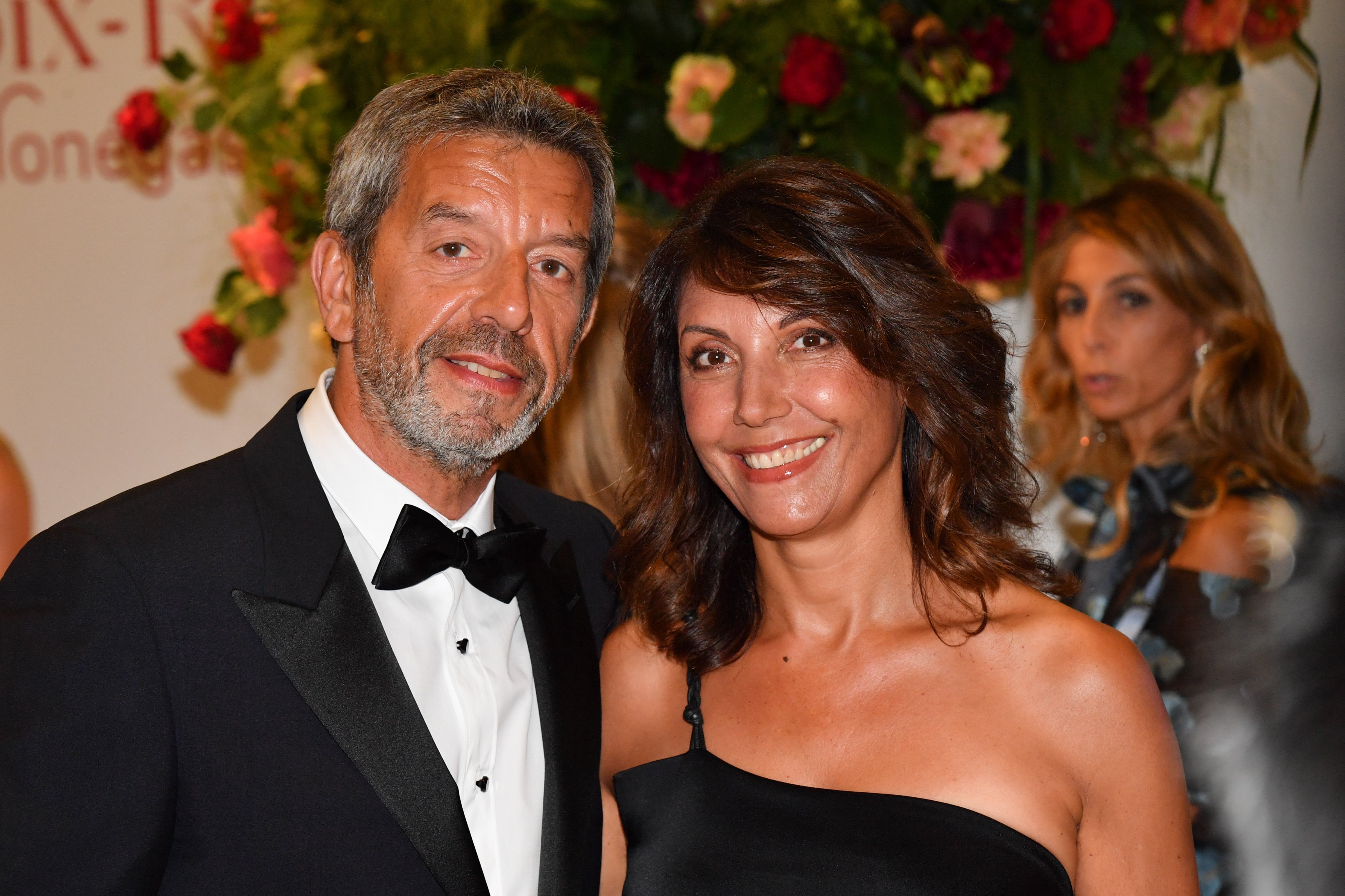 Michel Cymes et son épouse Nathalie assistent au 70e gala du bal de la Croix-Rouge de Monaco, le 27 juillet 2018 à Monte-Carlo, à Monaco. | Photo : Getty Images