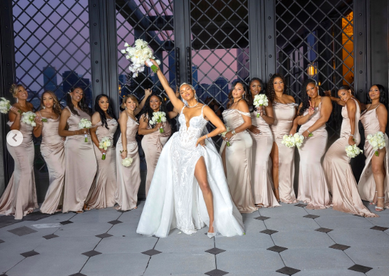 LeToya Luckett posant pour une photo avec ses demoiselles d'honneur, LeToya Luckett posant pour une photo avec ses demoiselles d'honneur, posté le 2 août 2024 | Source : Instagram/iamaventergray