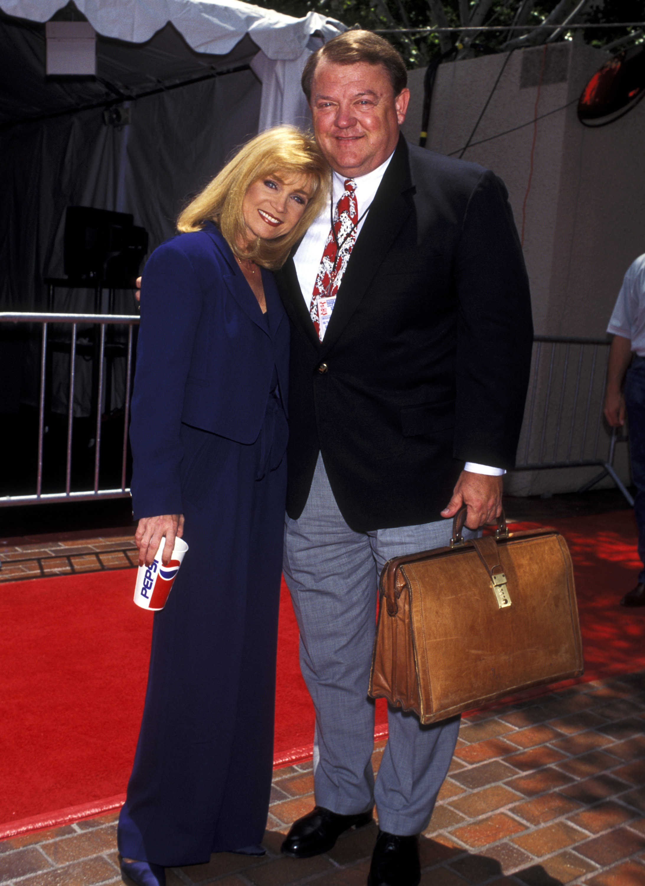 Barbara Mandrell et Ken Dudney lors de la 30e cérémonie annuelle des Academy of Country Music Awards à Universal City, Californie, le 10 mai 1995. | Source : Getty Images