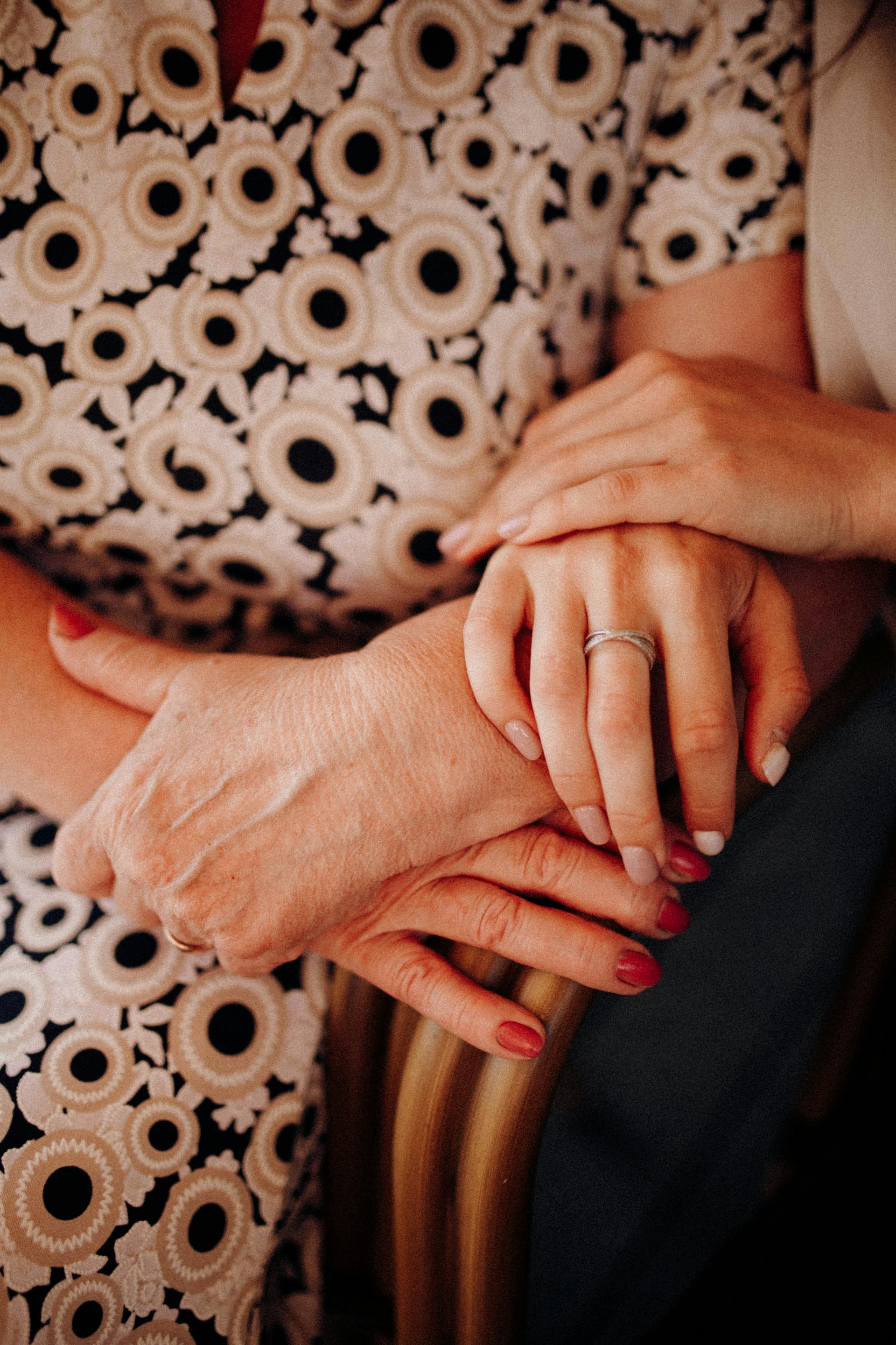 Une femme tenant les mains de sa mère | Source : Pexels
