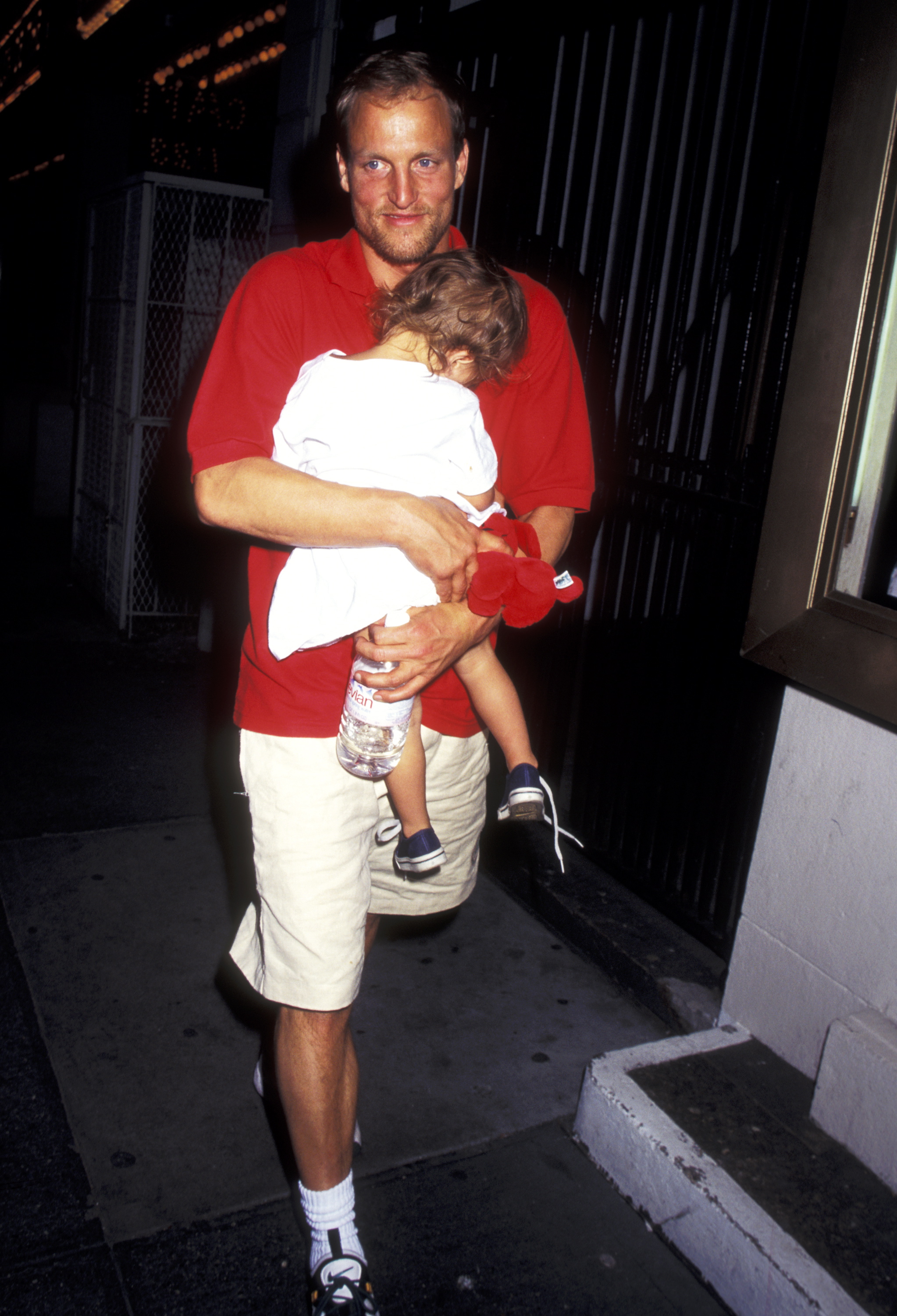 Woody Harrelson et sa fille Deni Montana Harrelson lors de la représentation de "Hamlet" en juillet 1995, au Belasco Theatre, à New York. | Source : Getty Images