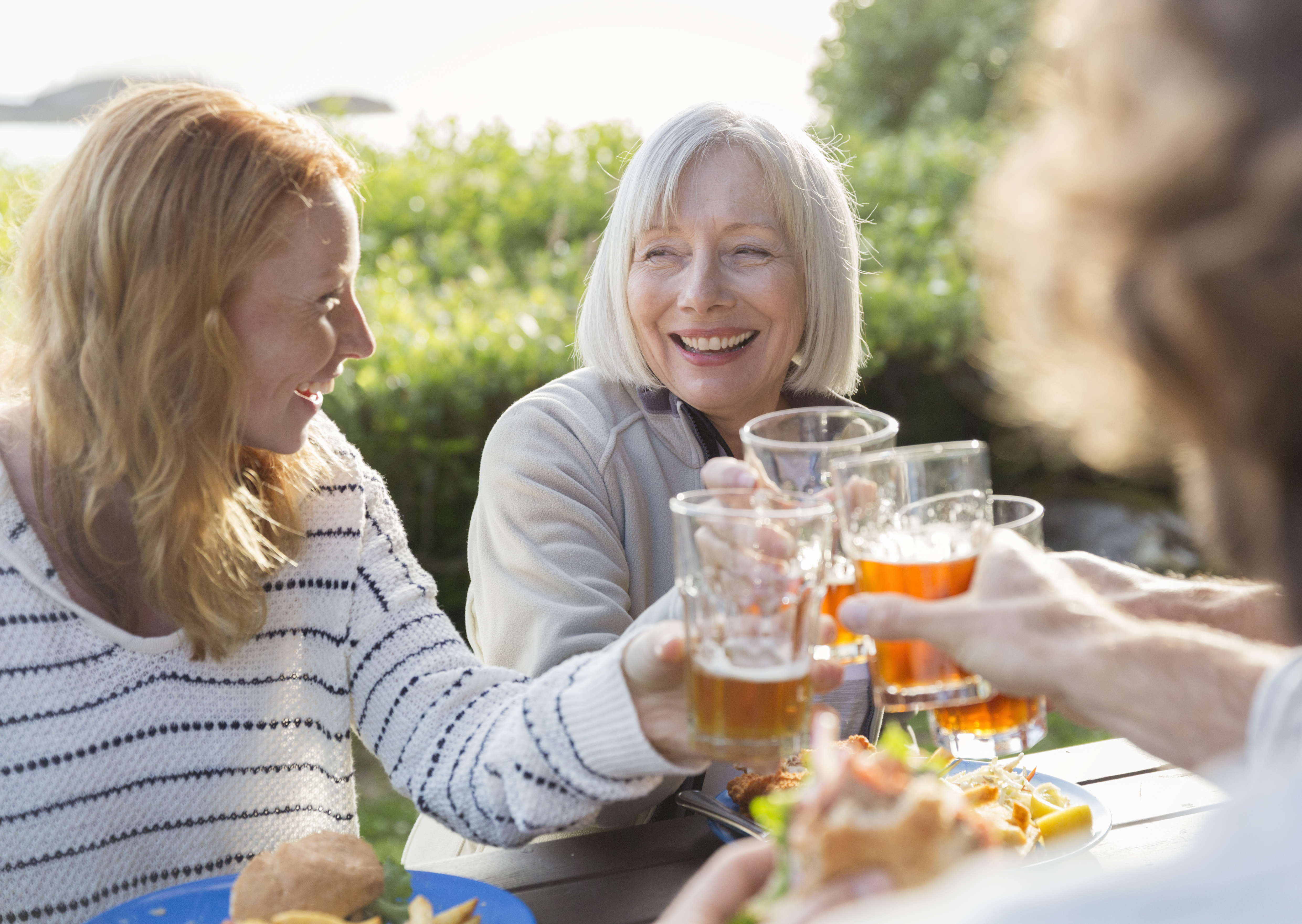 Deux femmes portant un toast en levant leurs verres | Source : Getty Images