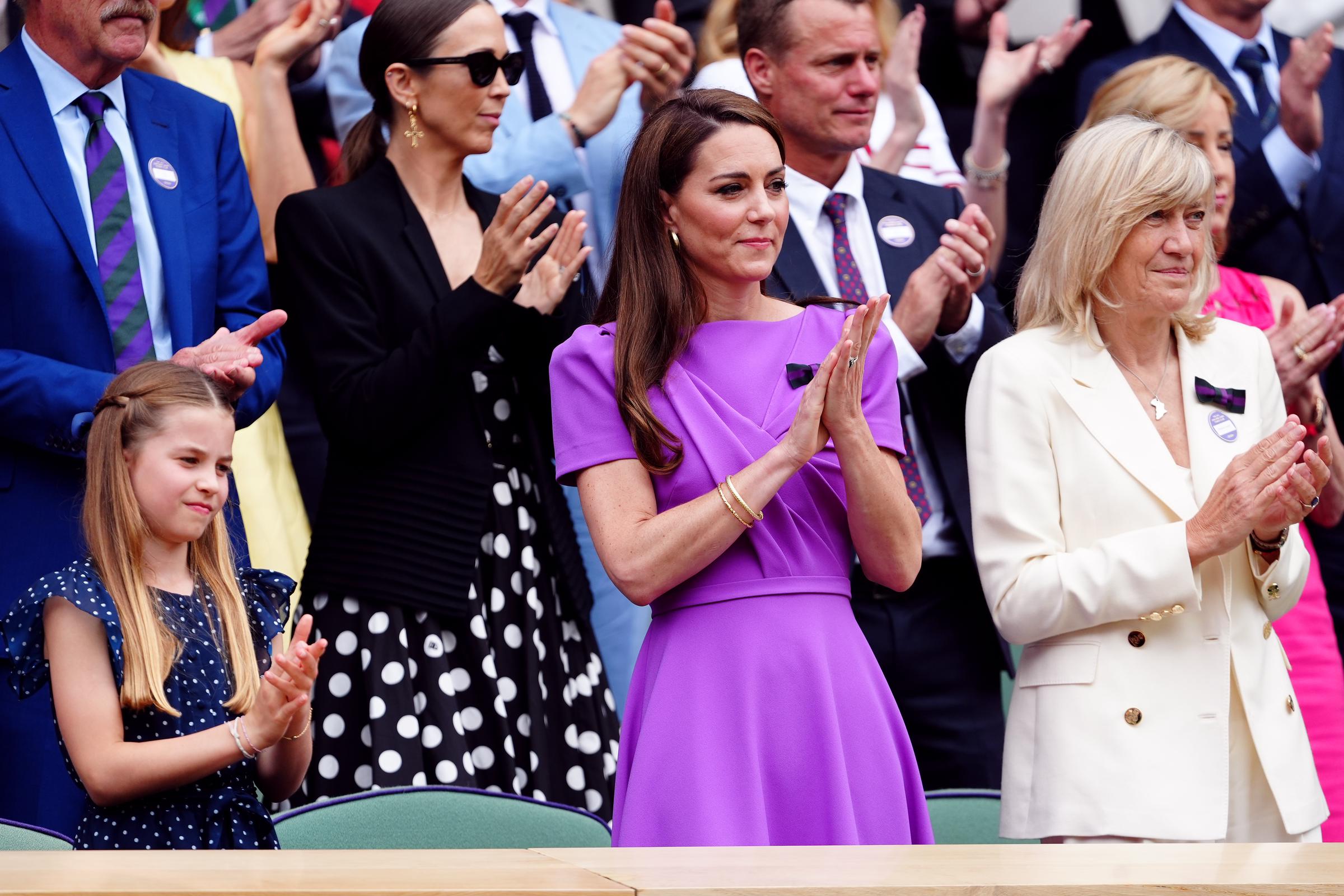 La princesse Charlotte, Kate Middleton et Deborah Jevans photographiées dans la loge royale lors des championnats de Wimbledon, le 14 juillet 2024, à Londres, en Angleterre. | Source : Getty Images