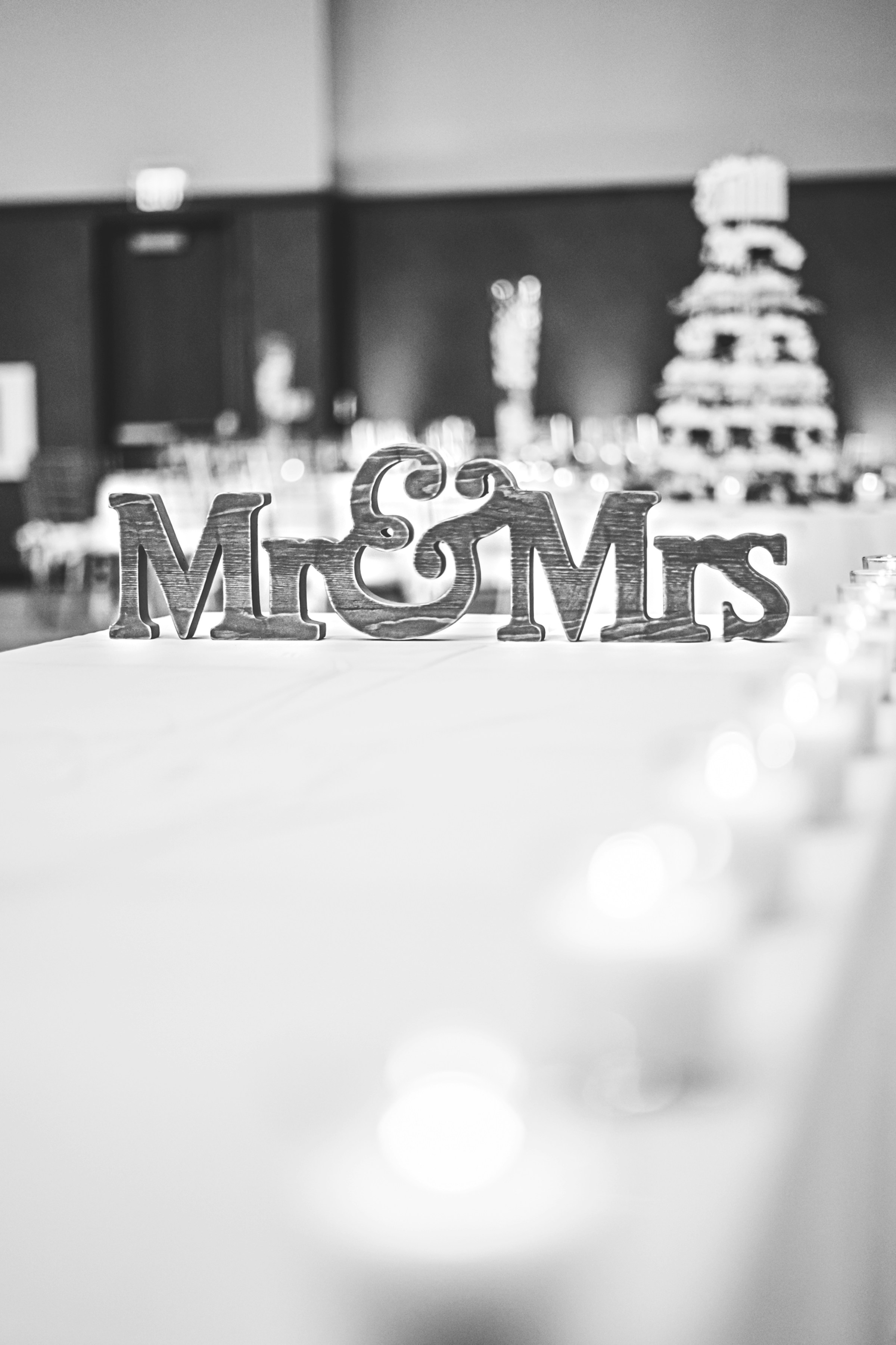 Décor de mariage en nuances de gris | Source : Unsplash