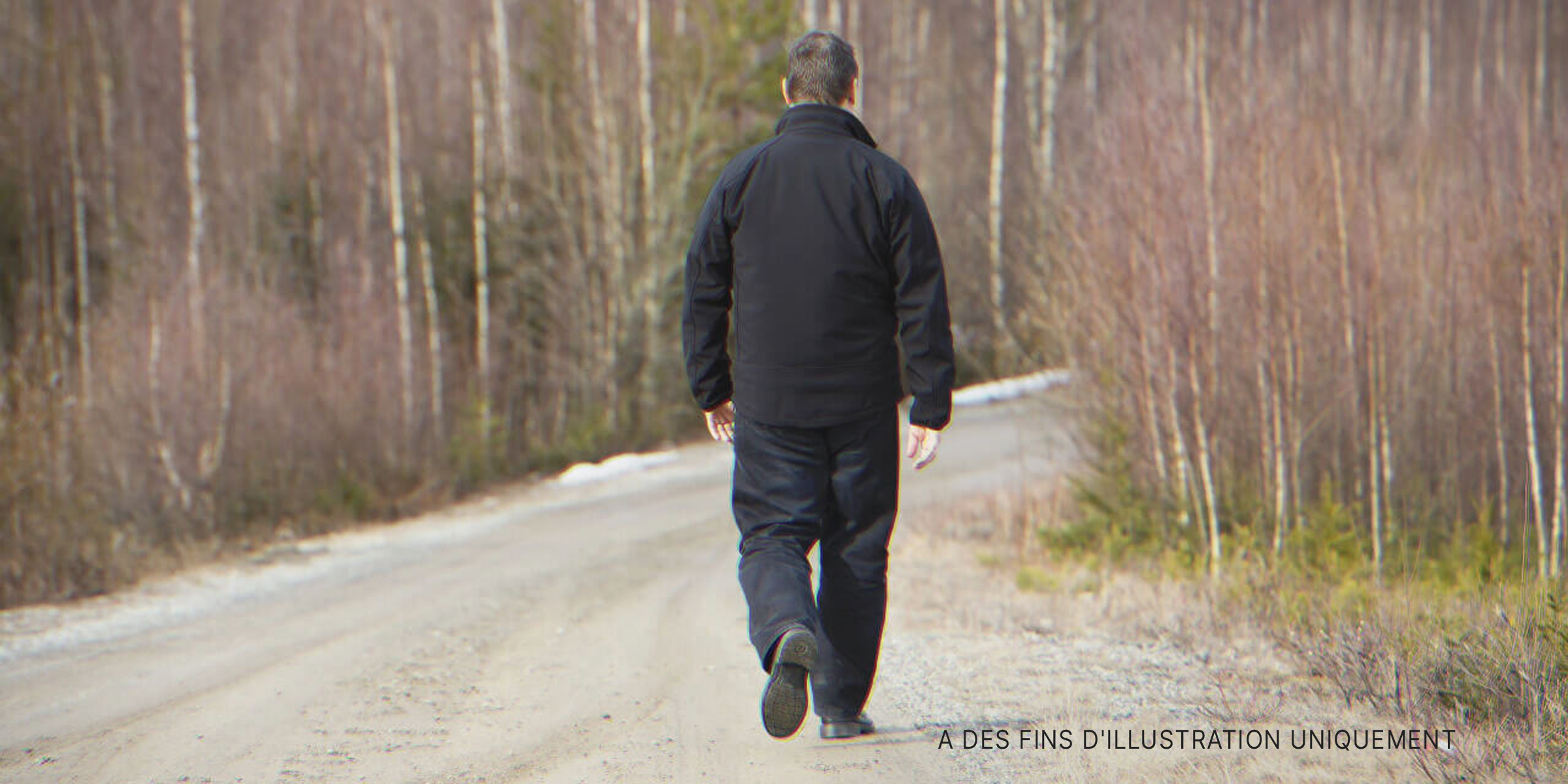 Homme solitaire marchant sur une route | Source : Shutterstock