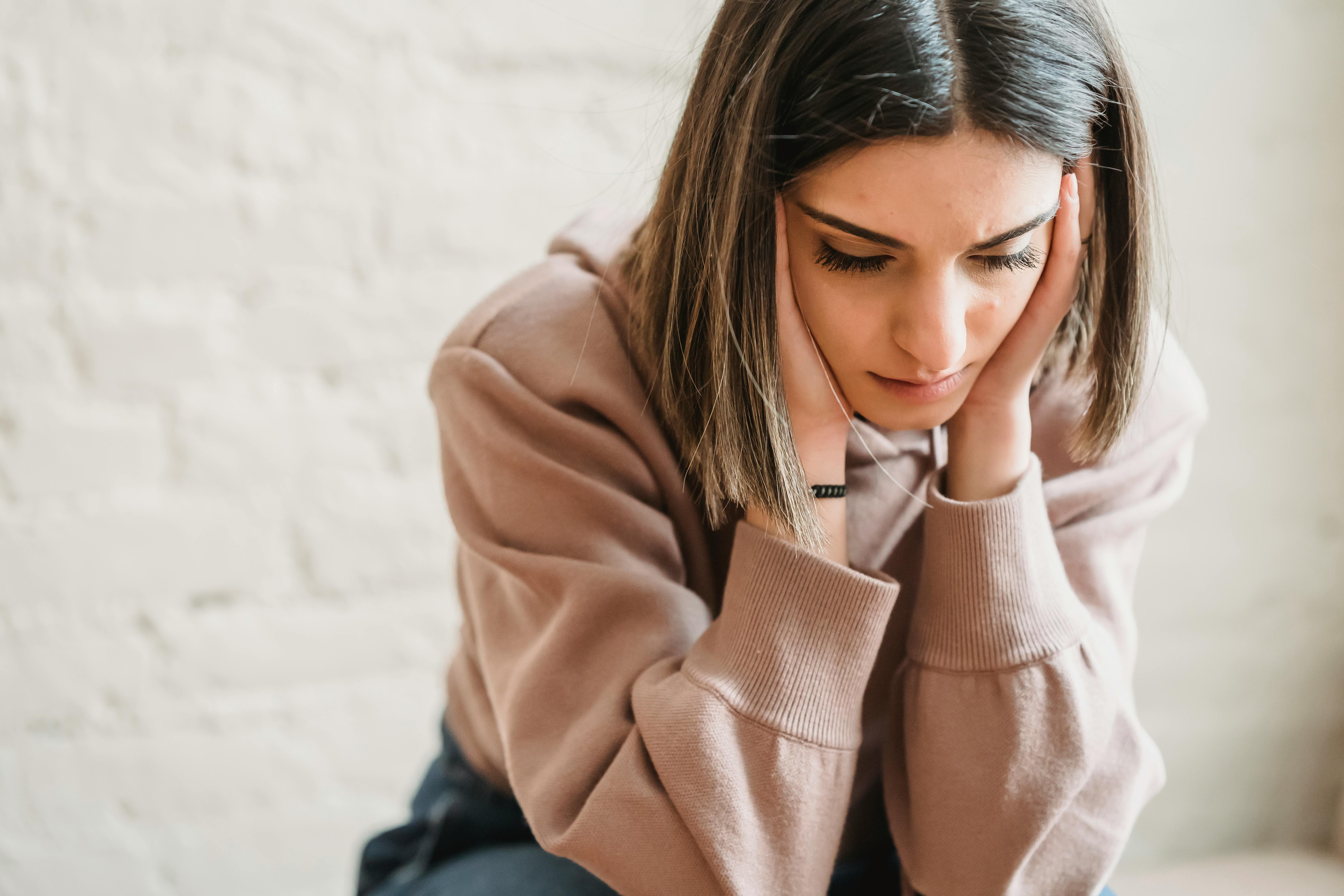 Femme en pleine réflexion | Source : Pexels