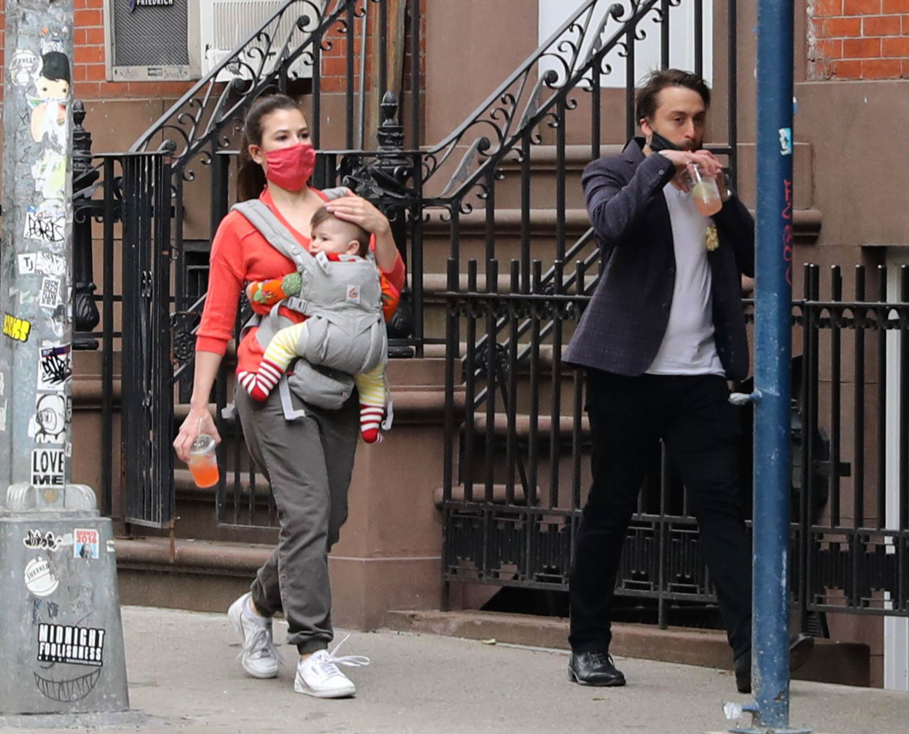 Kieran Culkin et sa femme Jazz Charton vus avec leur fille le 24 mai 2020 à New York | Source : Getty Images