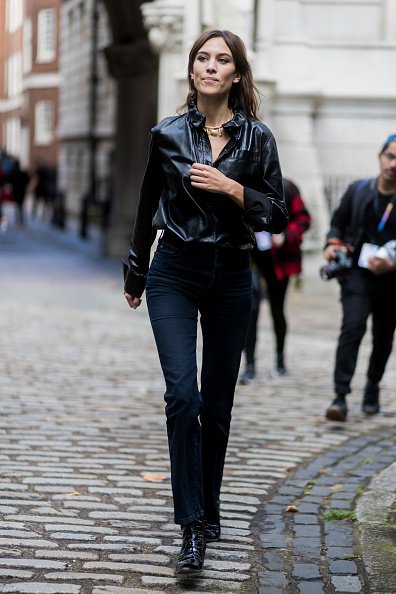 Alexa Chung devant Simone Rocha pendant la Semaine de la mode de Londres. |Photo : Getty Images.
