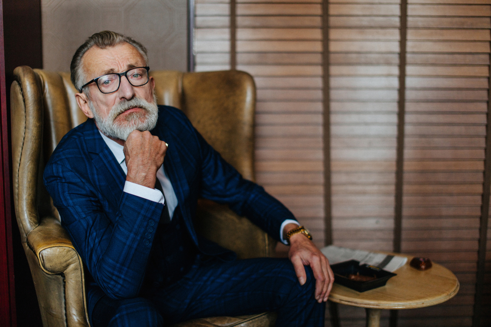 Abuelo con gafas y traje formal | Fuente: Shutterstock.com