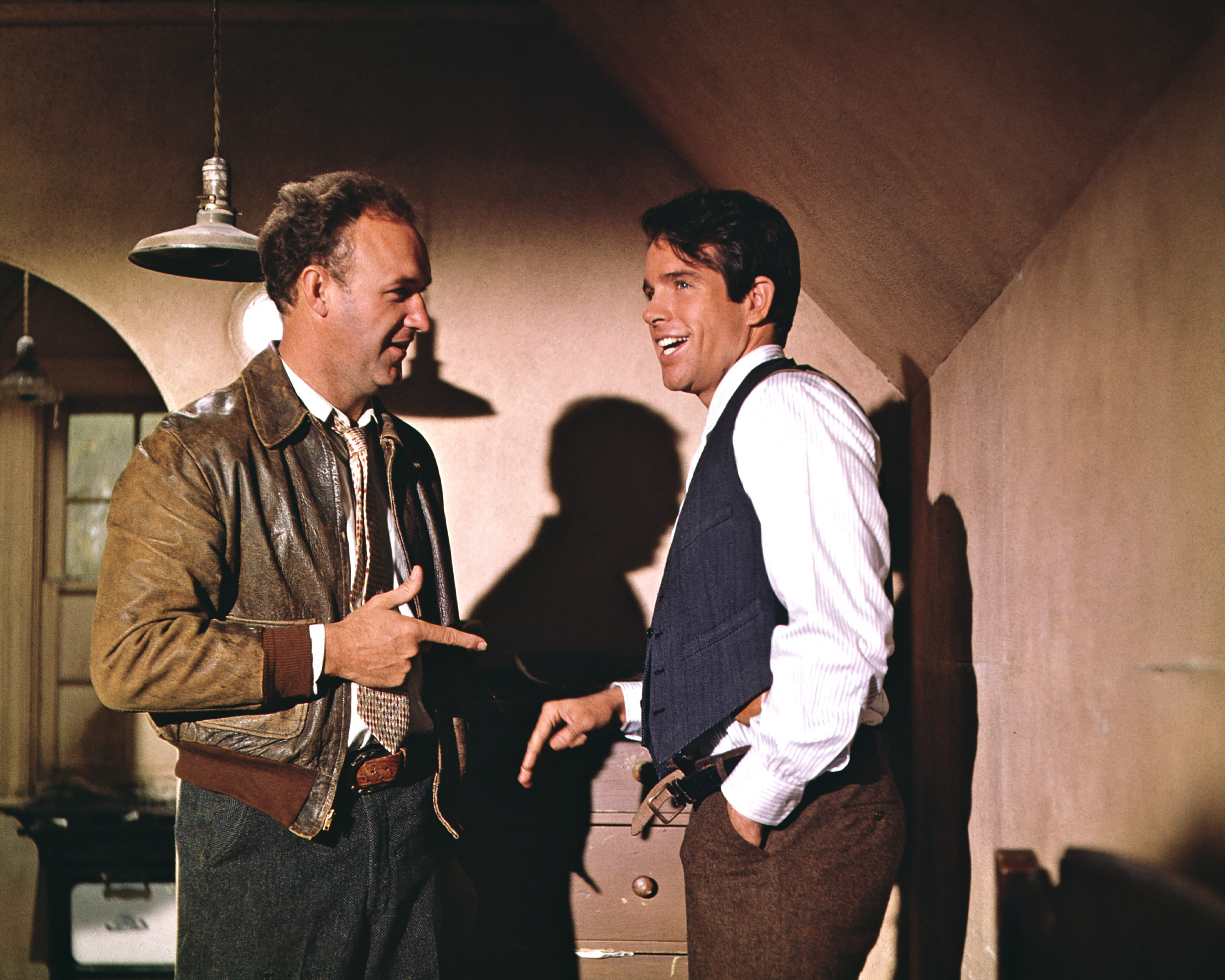 Warren Beatty dans le rôle de Clyde Barrow et Gene Hackman dans celui de Buck Barrow dans le film "Bonnie and Clyde" en 1967 | Source : Getty Images