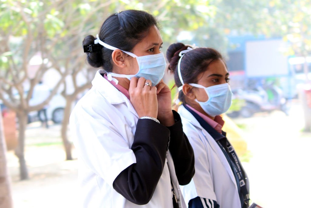 Deux infirmières portant des masques de protection | Photo : Getty Images.