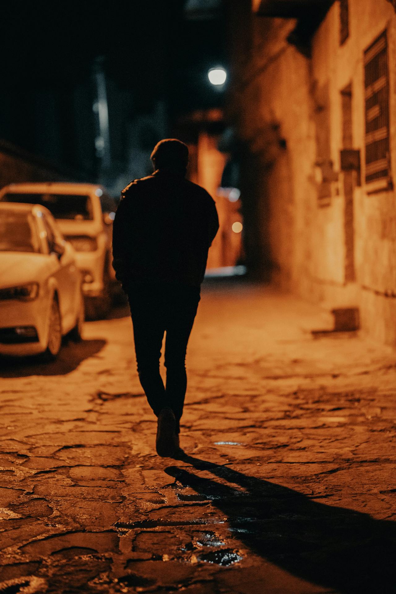 Un homme marchant dans la rue | Source : Pexels