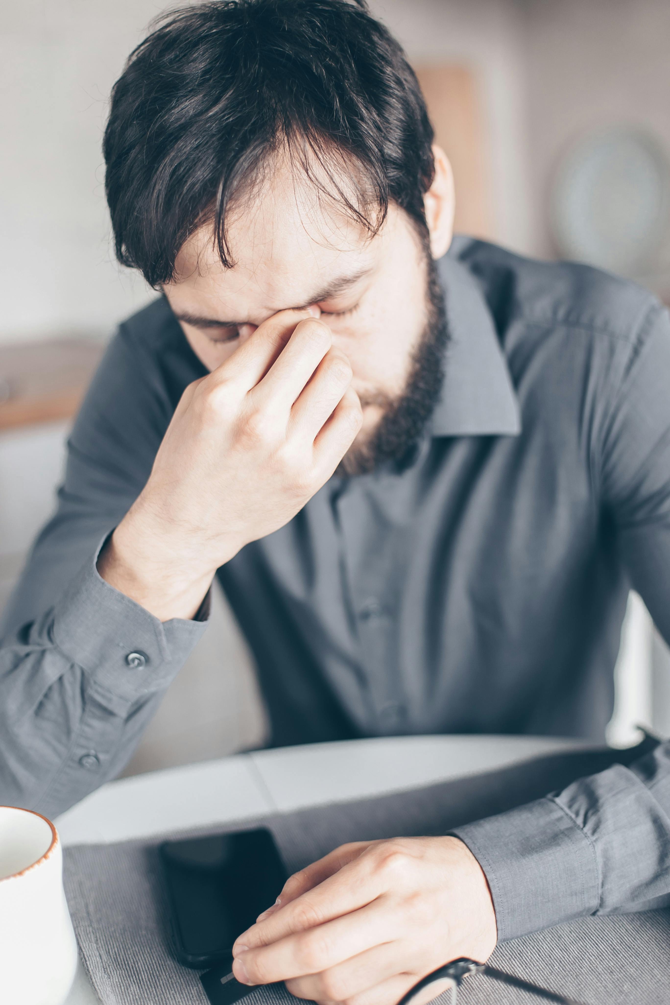 Un homme essaie de se souvenir de quelque chose | Source : Pexels