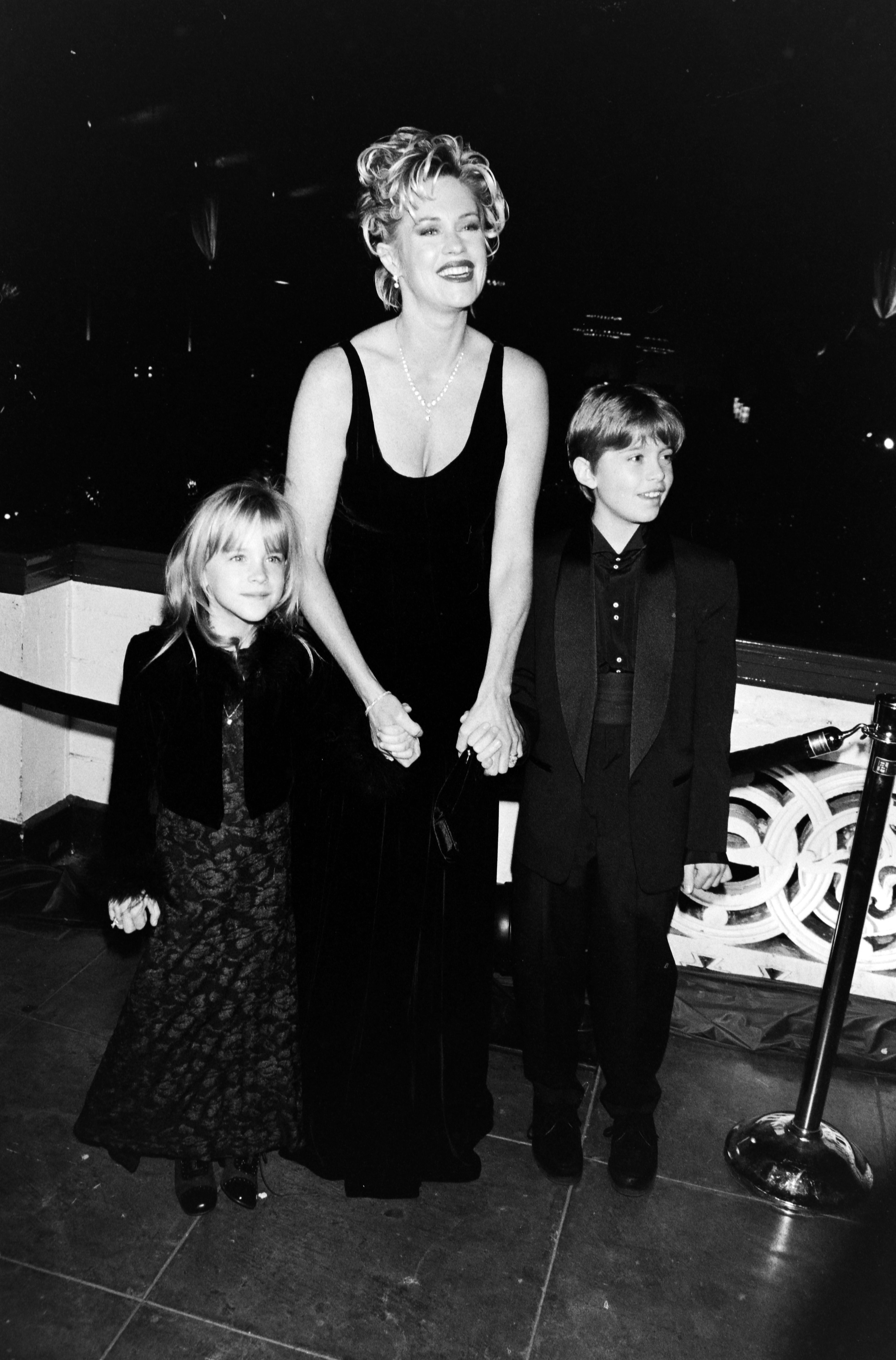 Melanie Griffith avec sa fille Dakota Johnson et son fils Alexander Bauer lors de la première du film "Evita" le 14 décembre 1996 à Los Angeles, Californie. | Source : Getty Images