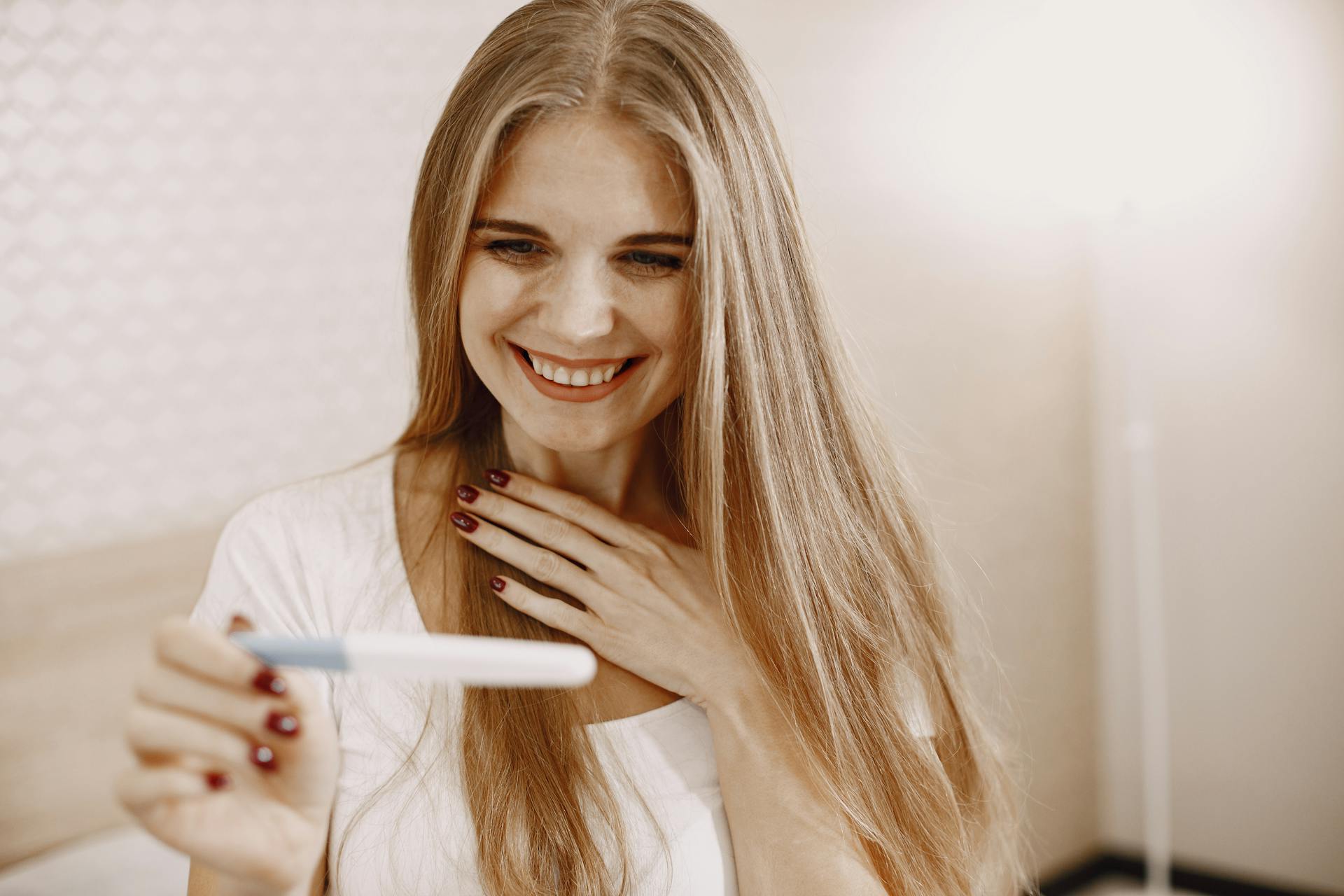 Une femme ravie tenant un kit de test de grossesse | Source : Pexels