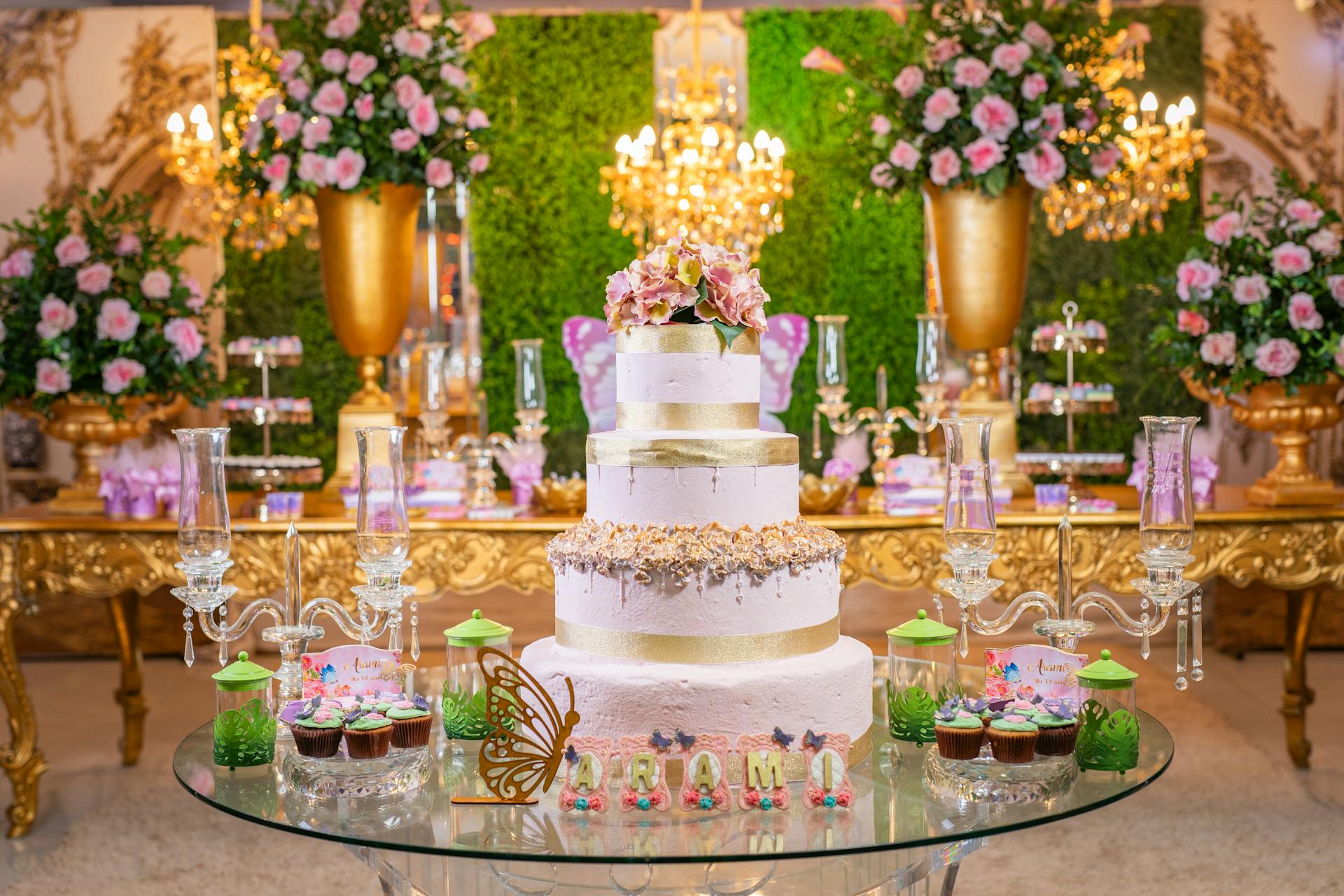Une photo montrant des compositions florales et un gâteau d'anniversaire sur un lieu de réunion | Source : Pexels