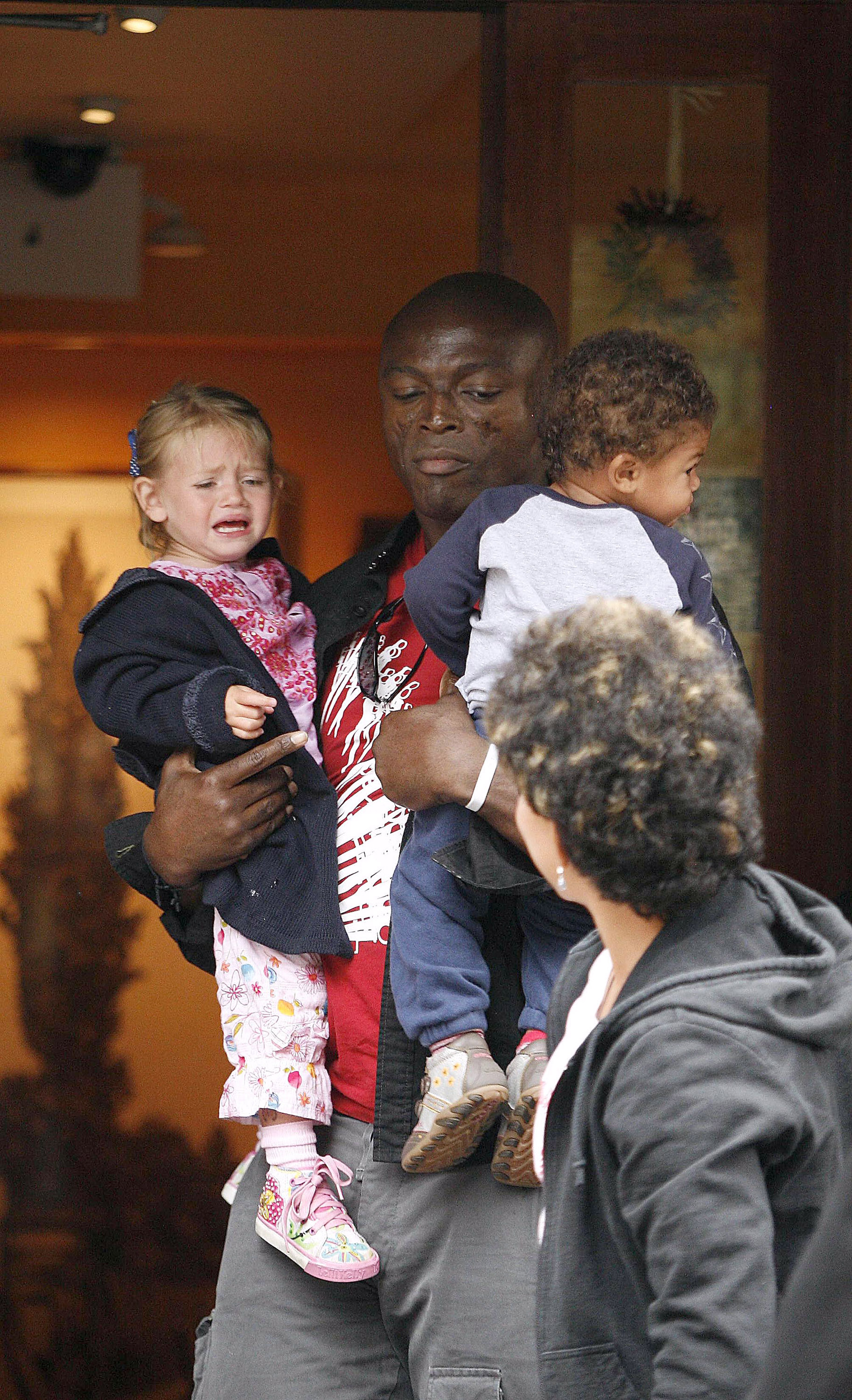 Seal a été aperçu tenant ses enfants Henry Samuel et Leni Klum à New York City le 6 août 2006. | Source : Getty Images