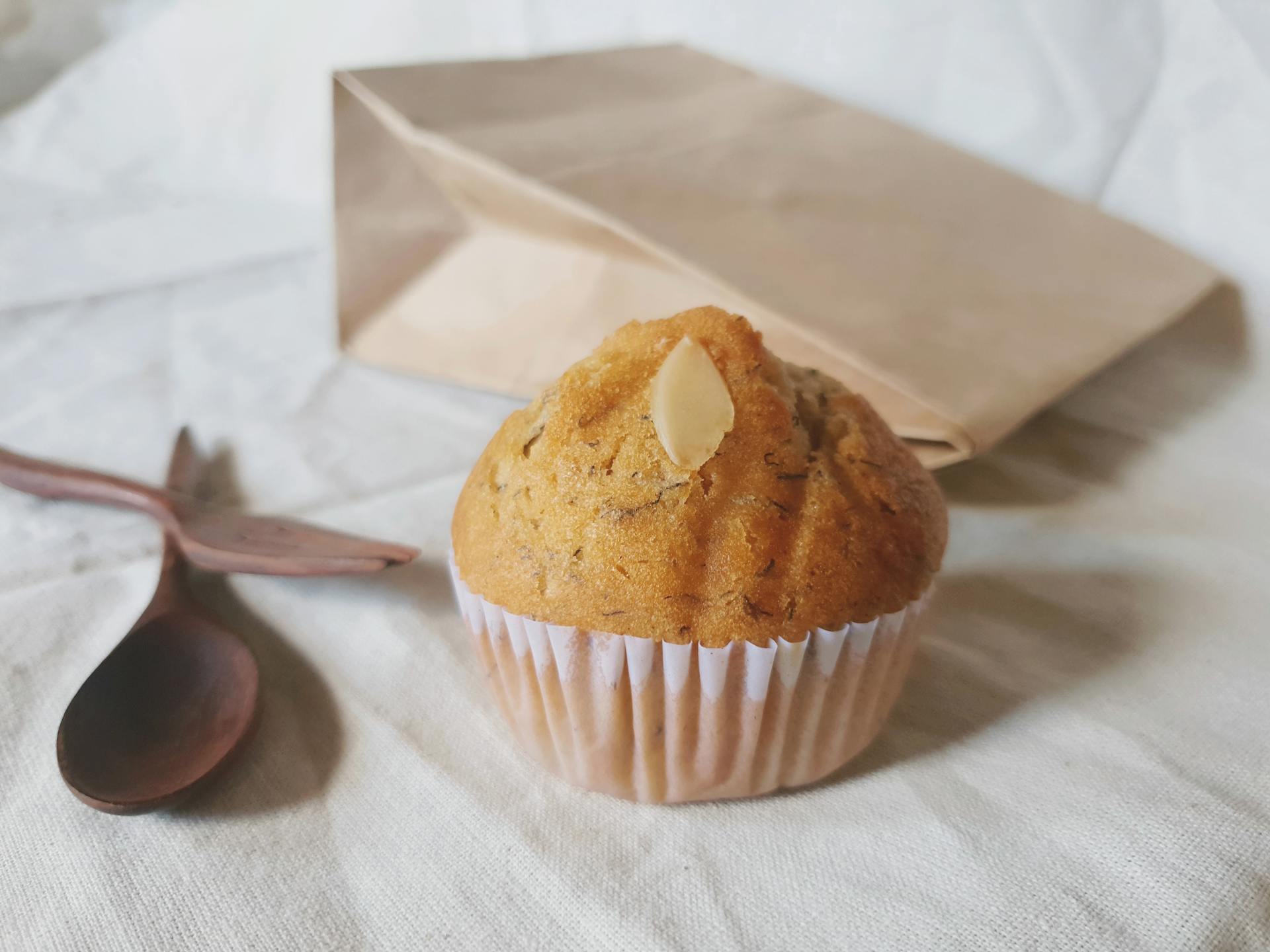Un muffin et un sac en papier brun | Source : Pexels