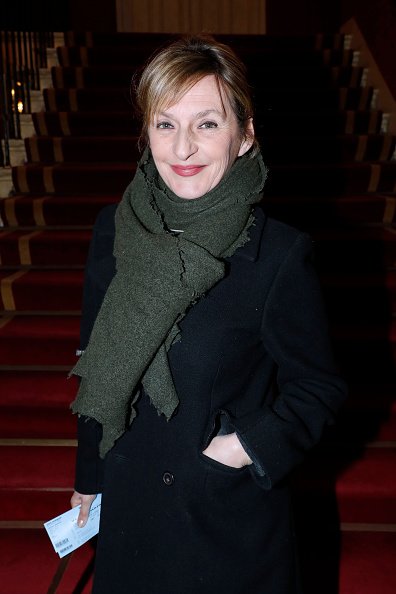 Sophie Mounicot assiste au Michele Bernier One Woman Show "Vive Demain !" au Théâtre des Variétés. | Photo : Getty Images