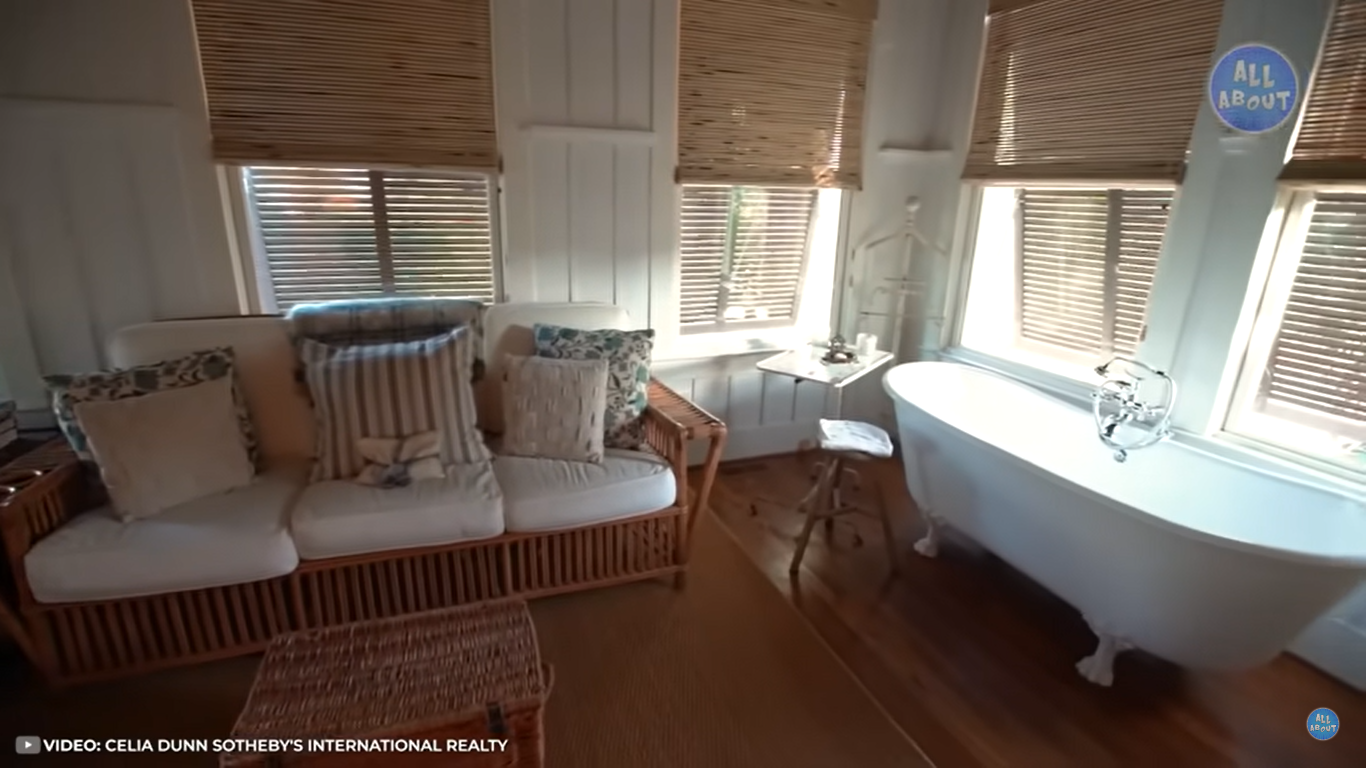La salle de bain de Sandra Bullock dans sa maison de Géorgie | Source : YouTube/ALLABOUT