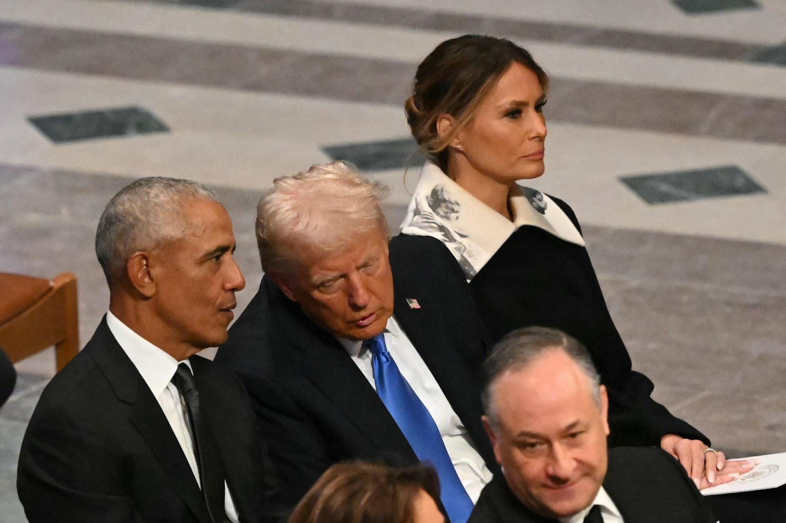 Barack Obama, le président élu des États-Unis Donald Trump et Melania Trump aux funérailles nationales de l'ancien président américain Jimmy Carter. | Source : Getty Images