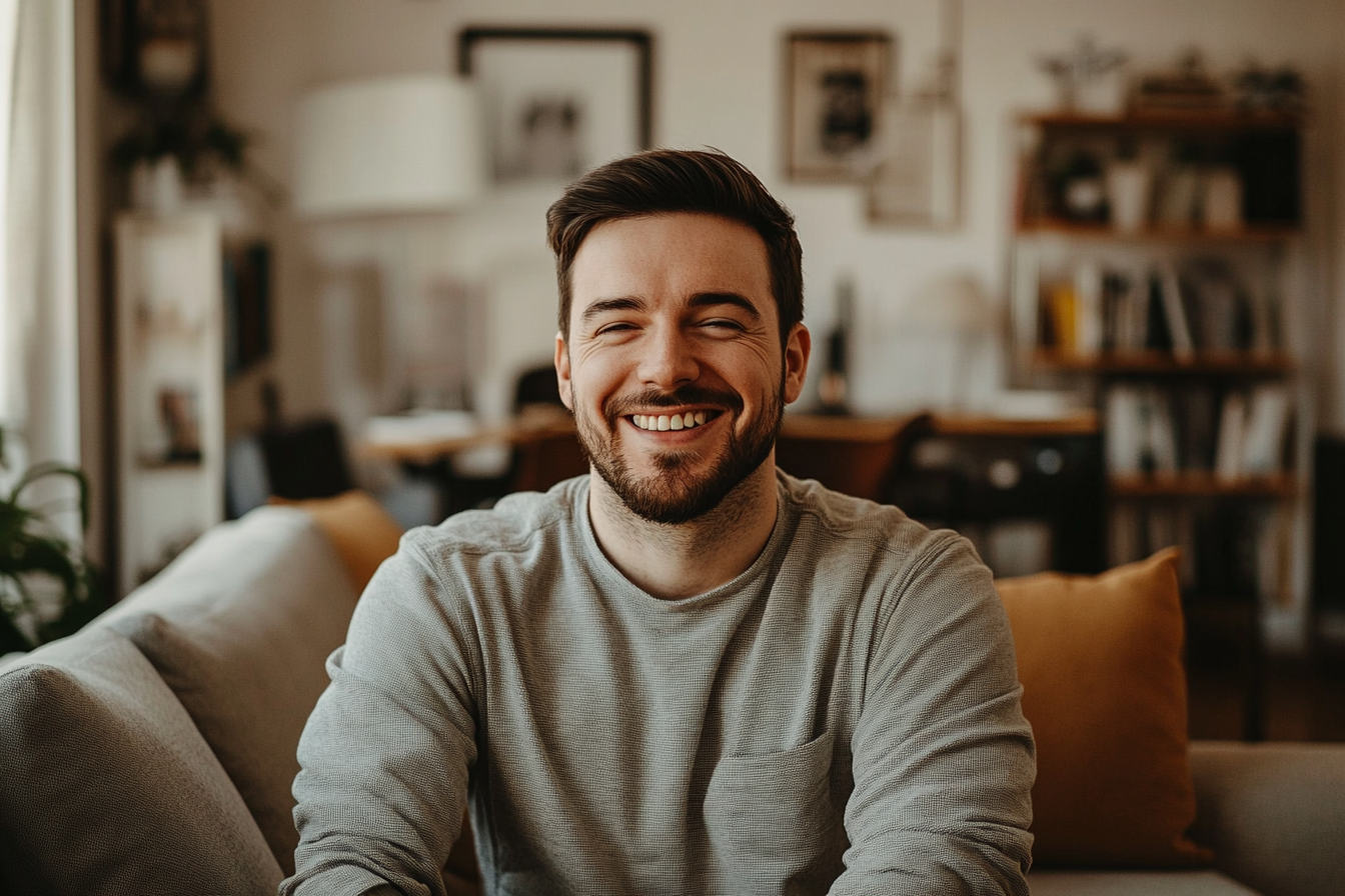 Un homme souriant sur un canapé | Source : Midjourney