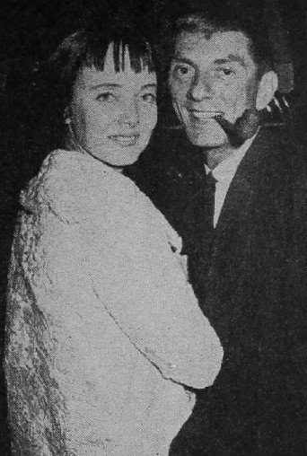 Carolyn Jones et Aaron Spelling en 1960. | Source : Wikimedia Commons.