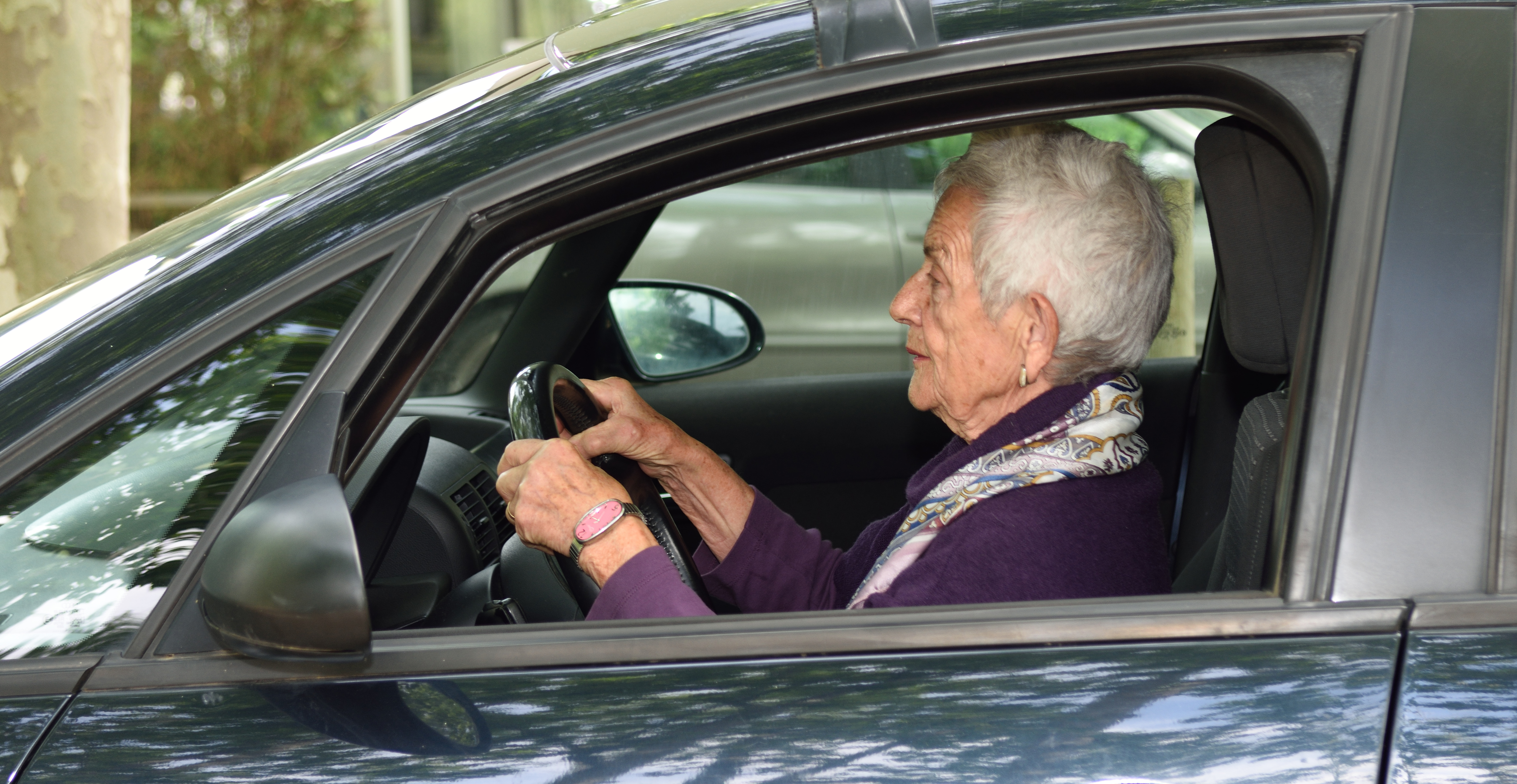 Uma mulher idosa dirigindo um carro | Fonte: Shutterstock