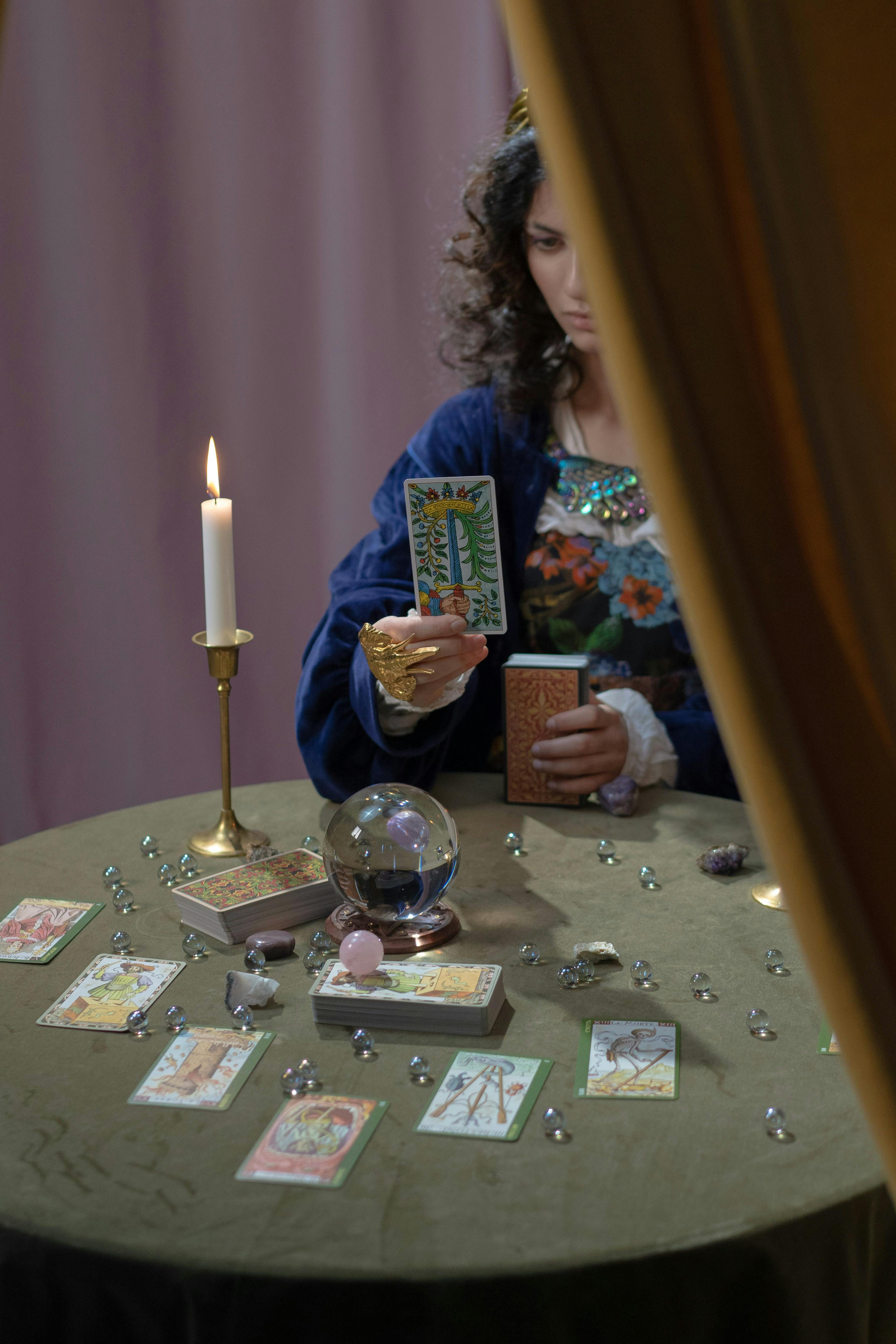 Une cartomancienne lisant une carte de tarot | Source : Pexels