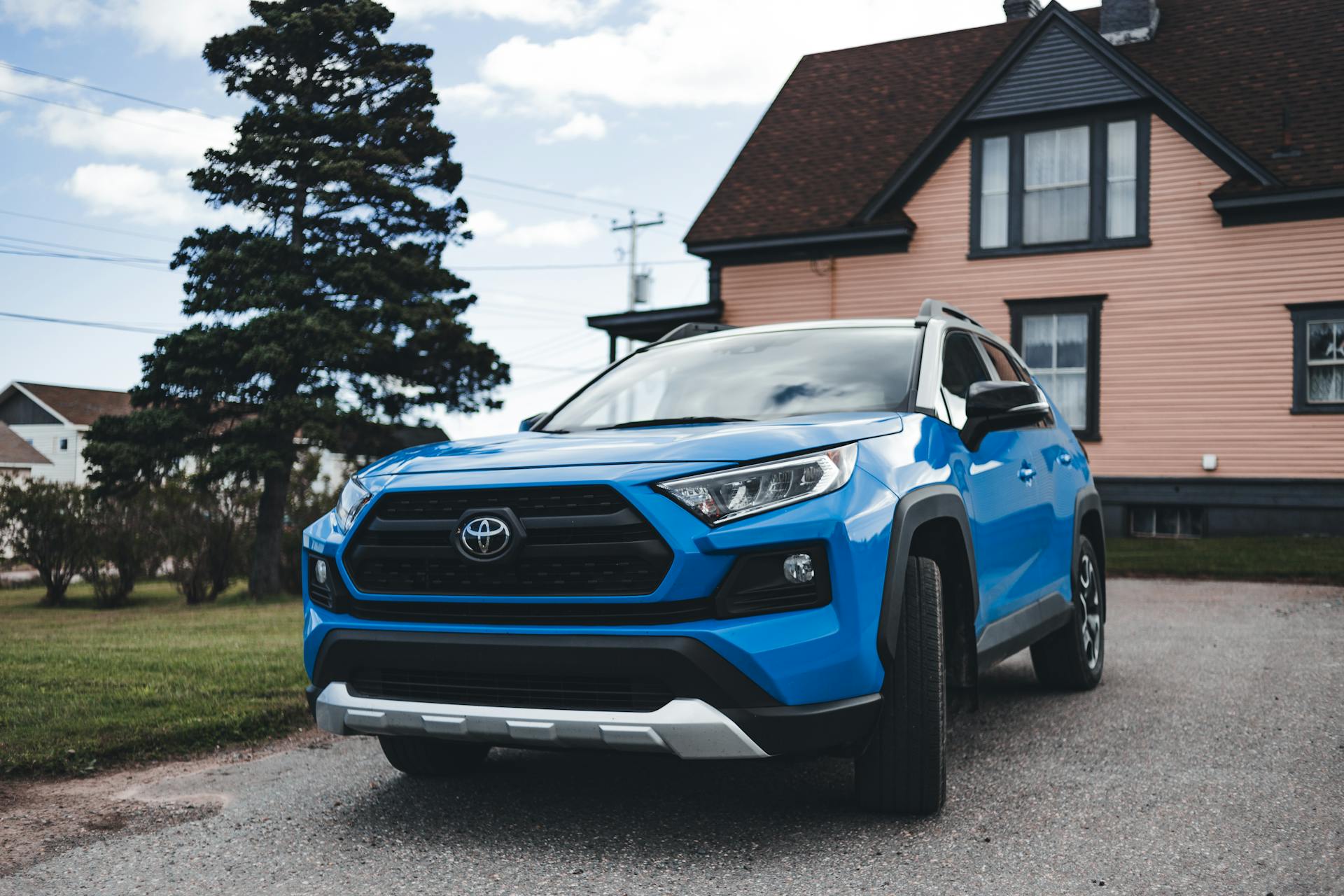 Une voiture bleue garée près d'une maison | Source : Pexels