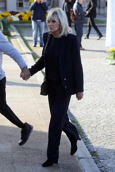 Maryse Gildas assiste aux funérailles de Philippe Gildas au Cimetierre du Pere Lachaise. | Photo : Getty Images.