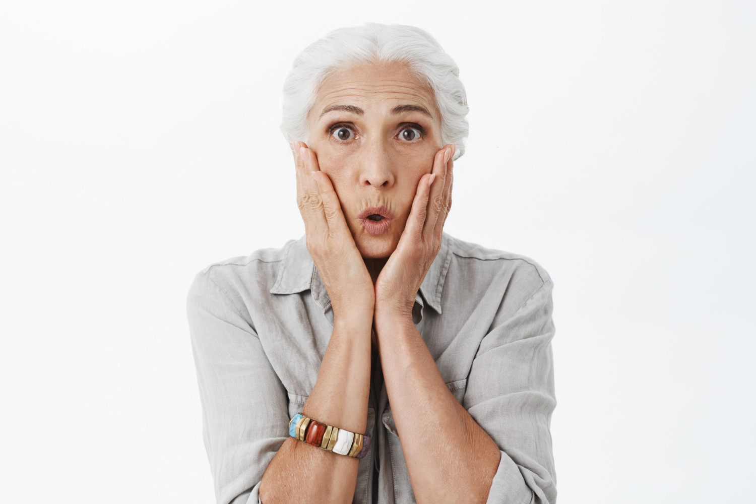 Une femme âgée secouée | Source : Freepik