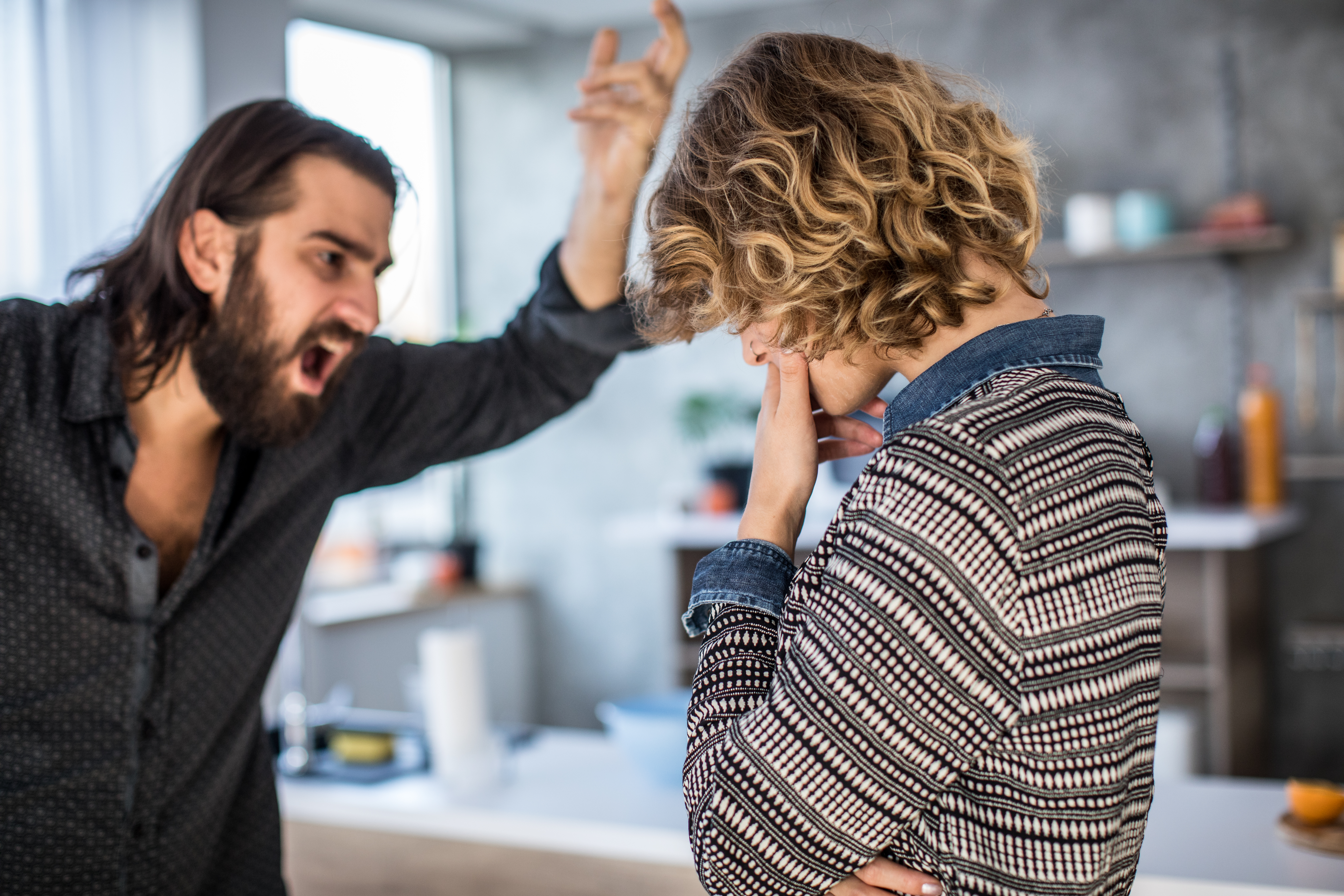 Un homme en colère qui crie sur sa femme | Source : Getty Images