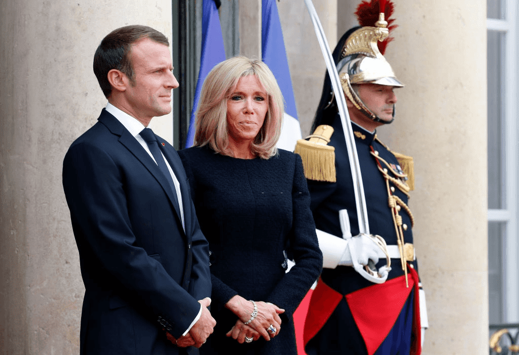 PARIS, FRANCE - 30 SEPTEMBRE : Le Président français, Emmanuel Macron et son épouse Brigitte Macron attendent les invités avant un déjeuner au Palais présidentiel de l'Elysée le 30 septembre 2019 à Paris, France. | Photo : Getty Images